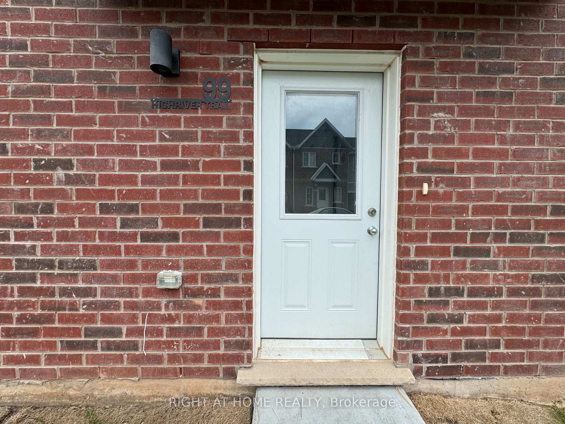 Photo 2 of Unit (MAIN), 99 Highriver Trail, Welland, Broadway — HOMEH