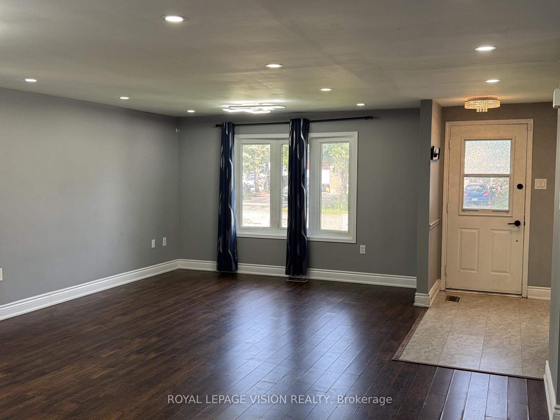 Photo 2 of 27 Maitland Drive, Barrie, Grove East — HOMEH