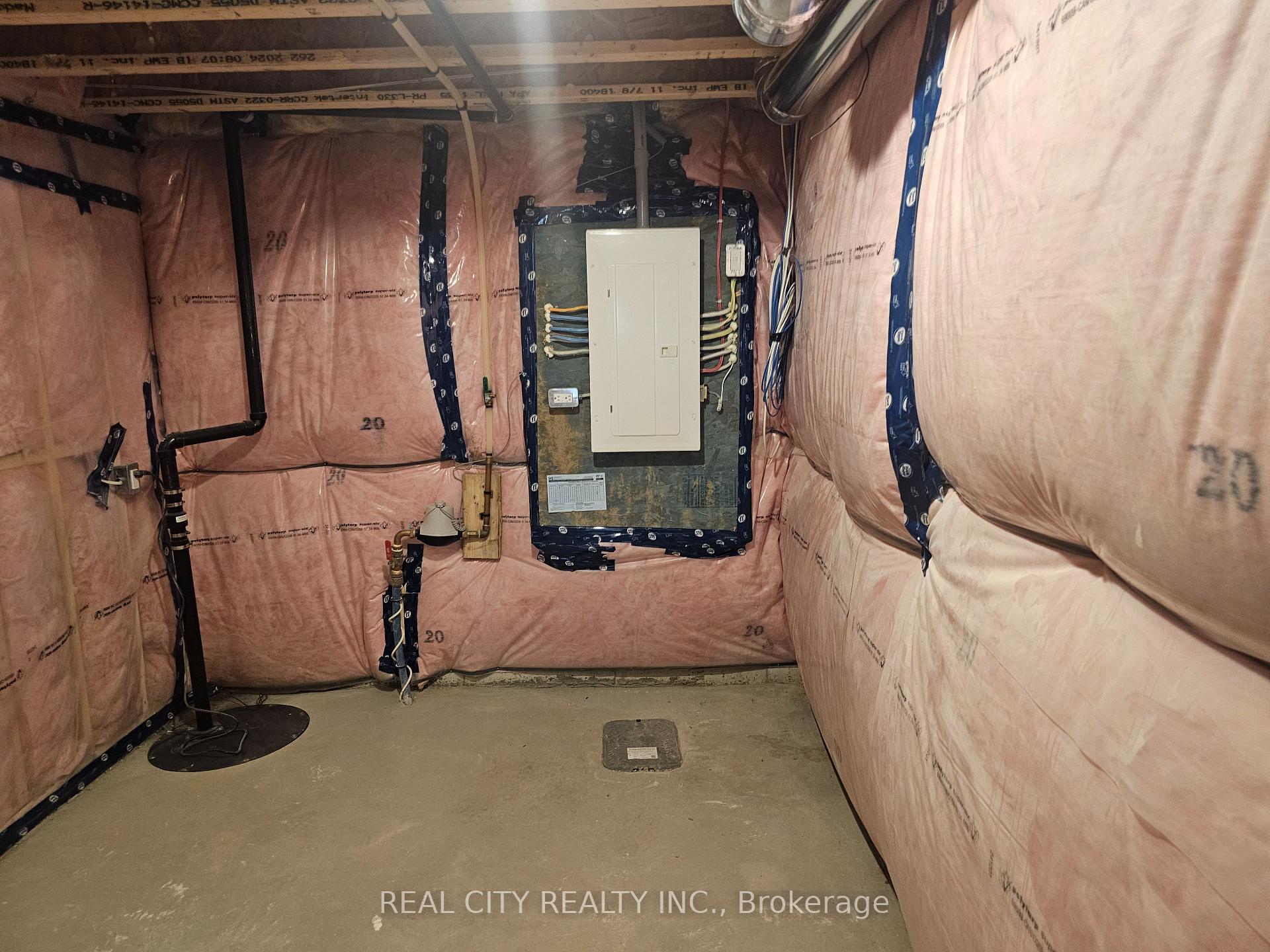 Photo 36 of 48 McKernan Avenue, Brantford, Mayfair — HOMEH