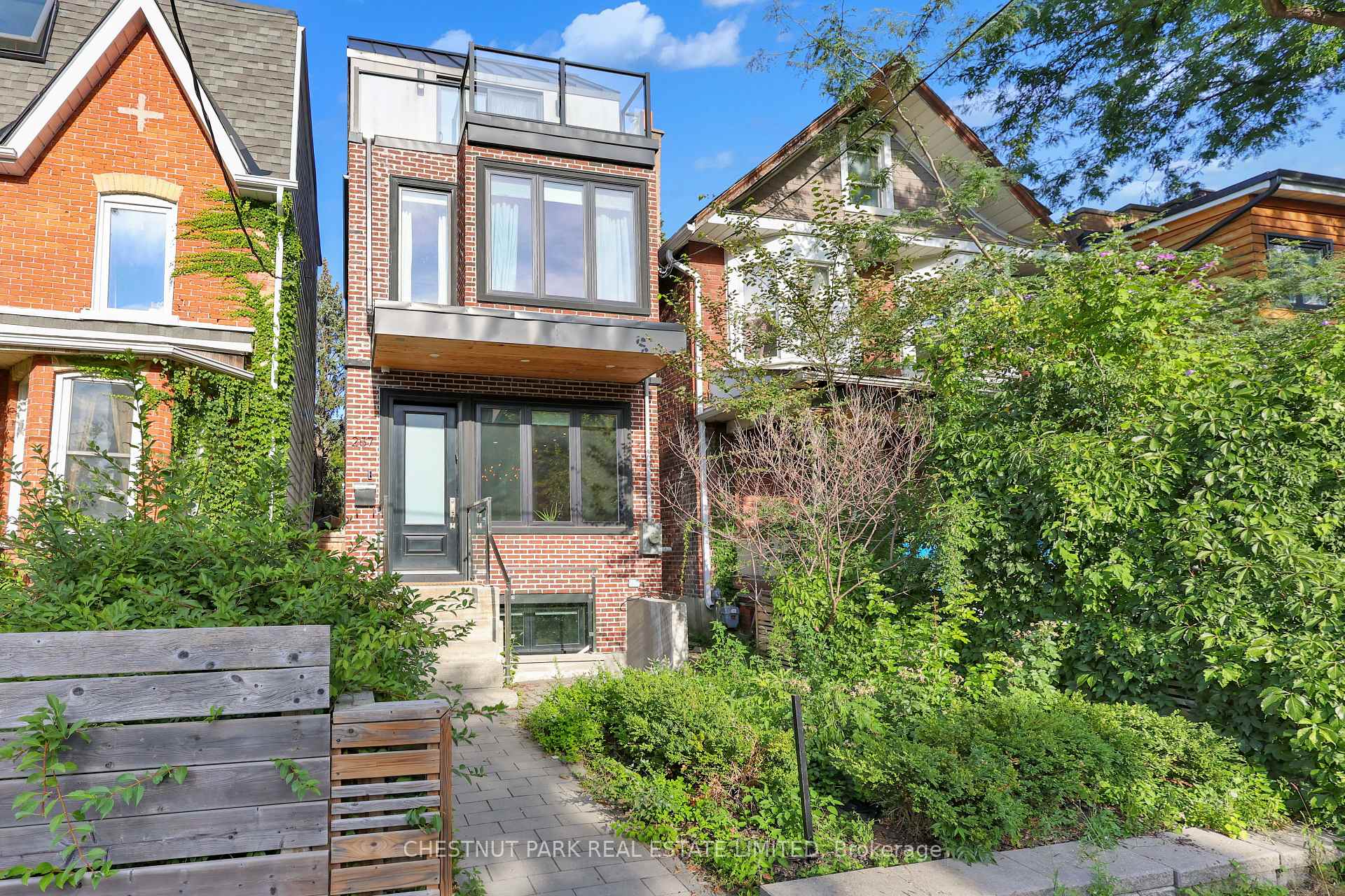 Photo 2 of 257 Borden Street, Toronto, University — HOMEH