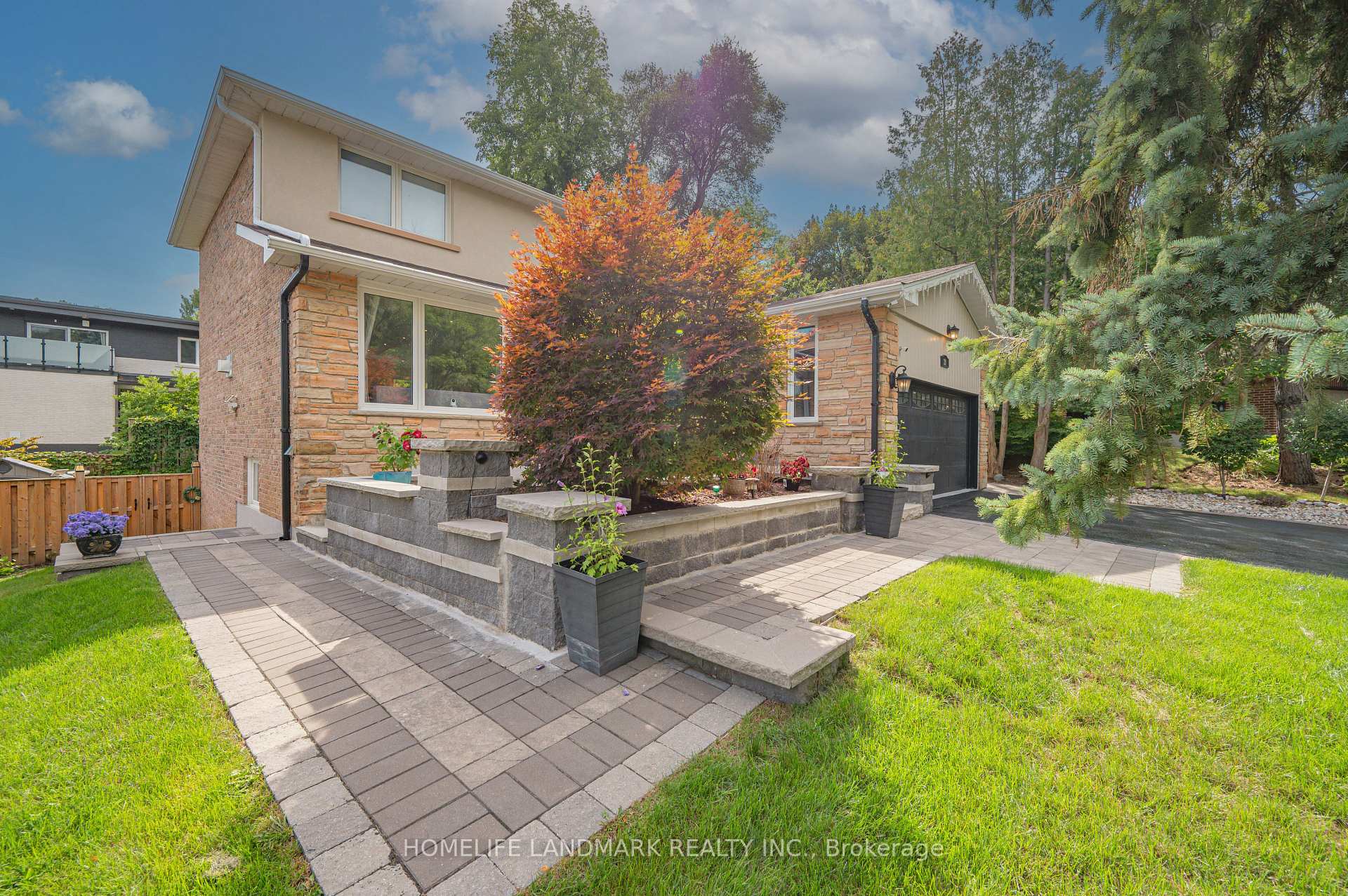 Photo 2 of 21 Bearwood Drive, Etobicoke, Edenbridge-Humber Valley — HOMEH