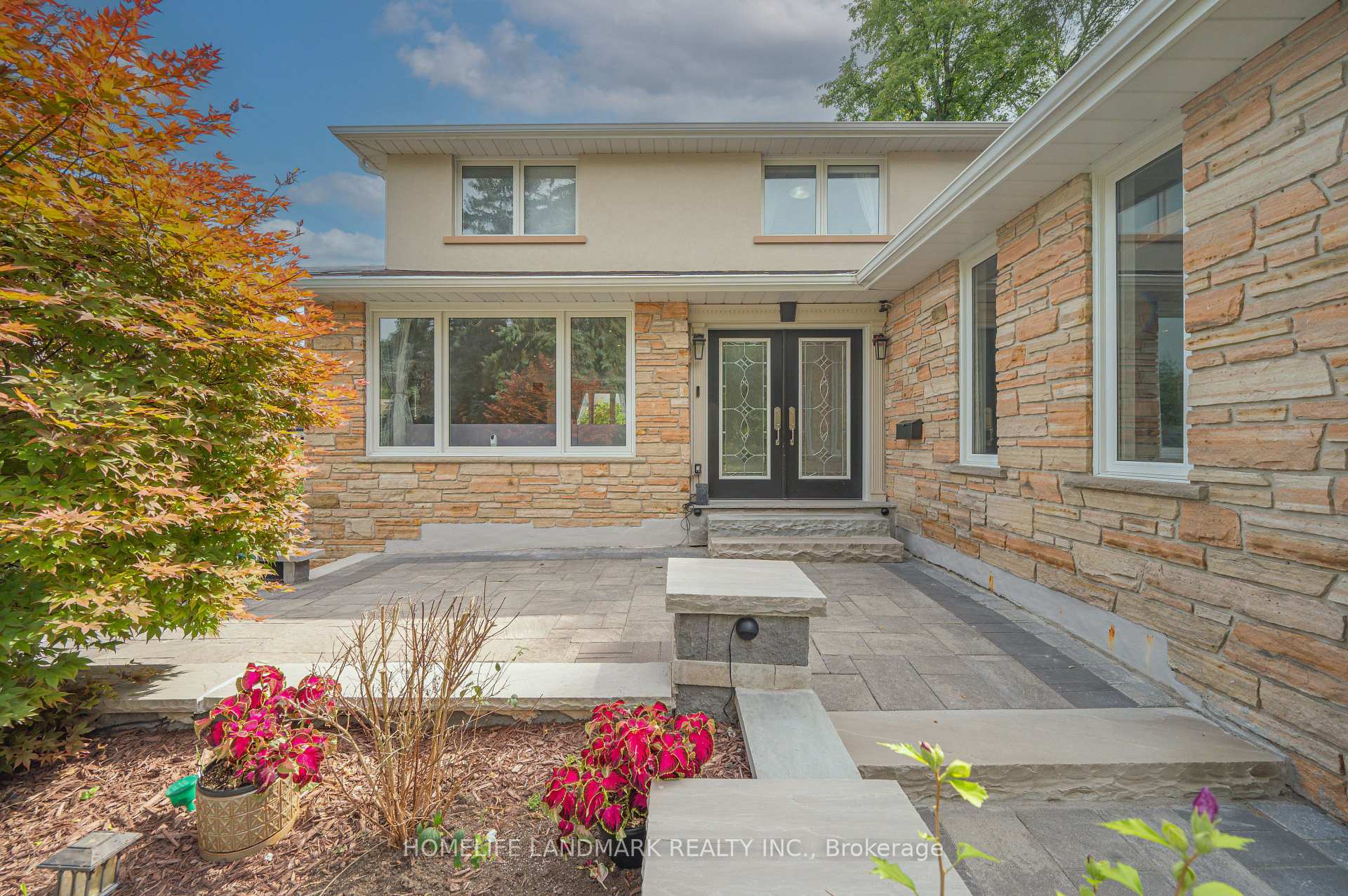 Photo 3 of 21 Bearwood Drive, Etobicoke, Edenbridge-Humber Valley — HOMEH