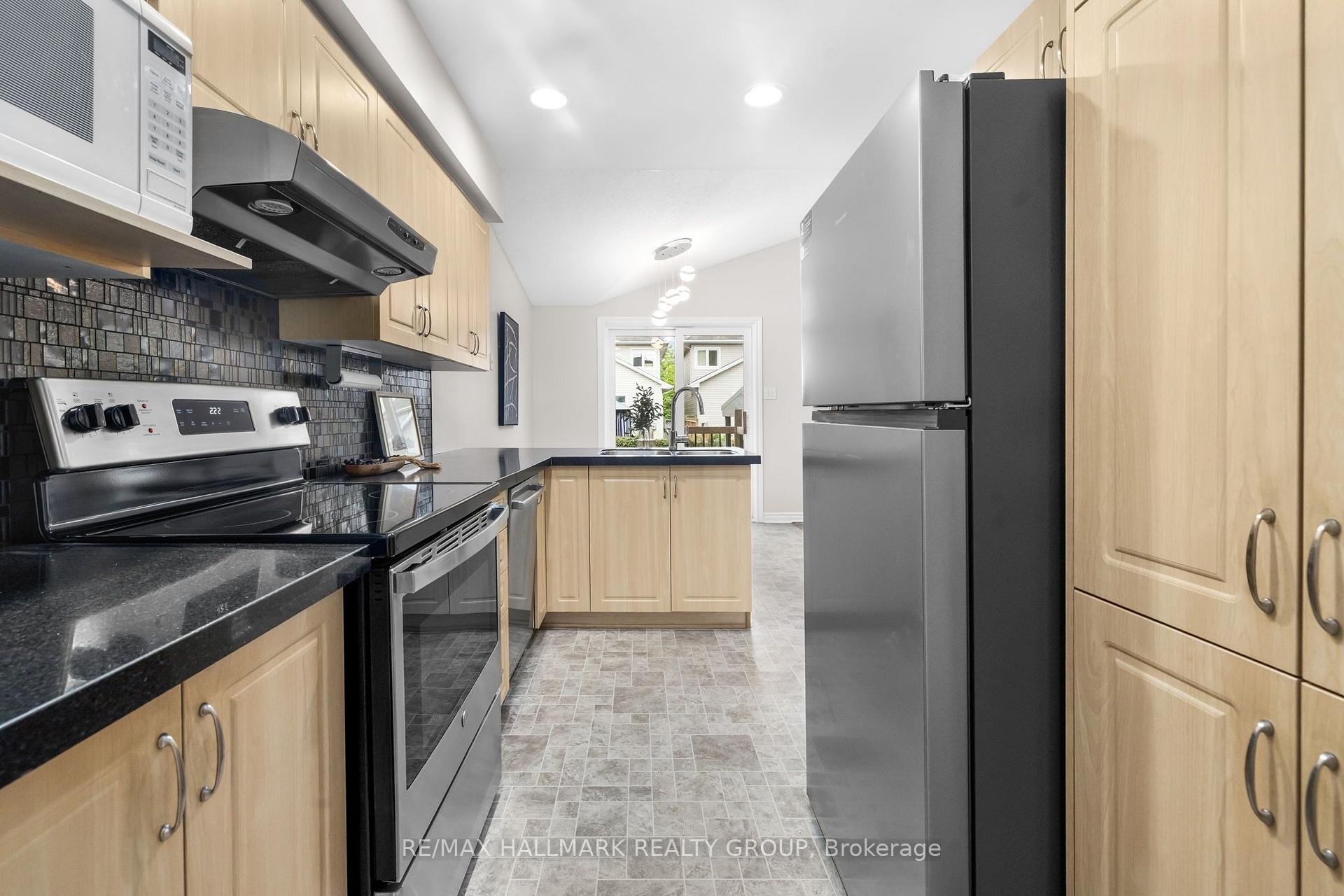 Photo 11 of 1006 Markwick Crescent, Ottawa, Notting Hill/Summerside — HOMEH