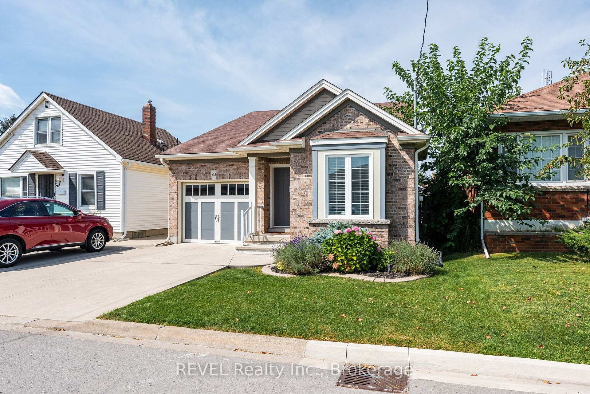 Photo 2 of 23 Myrtle Avenue, St. Catharines, Carlton/Bunting — HOMEH
