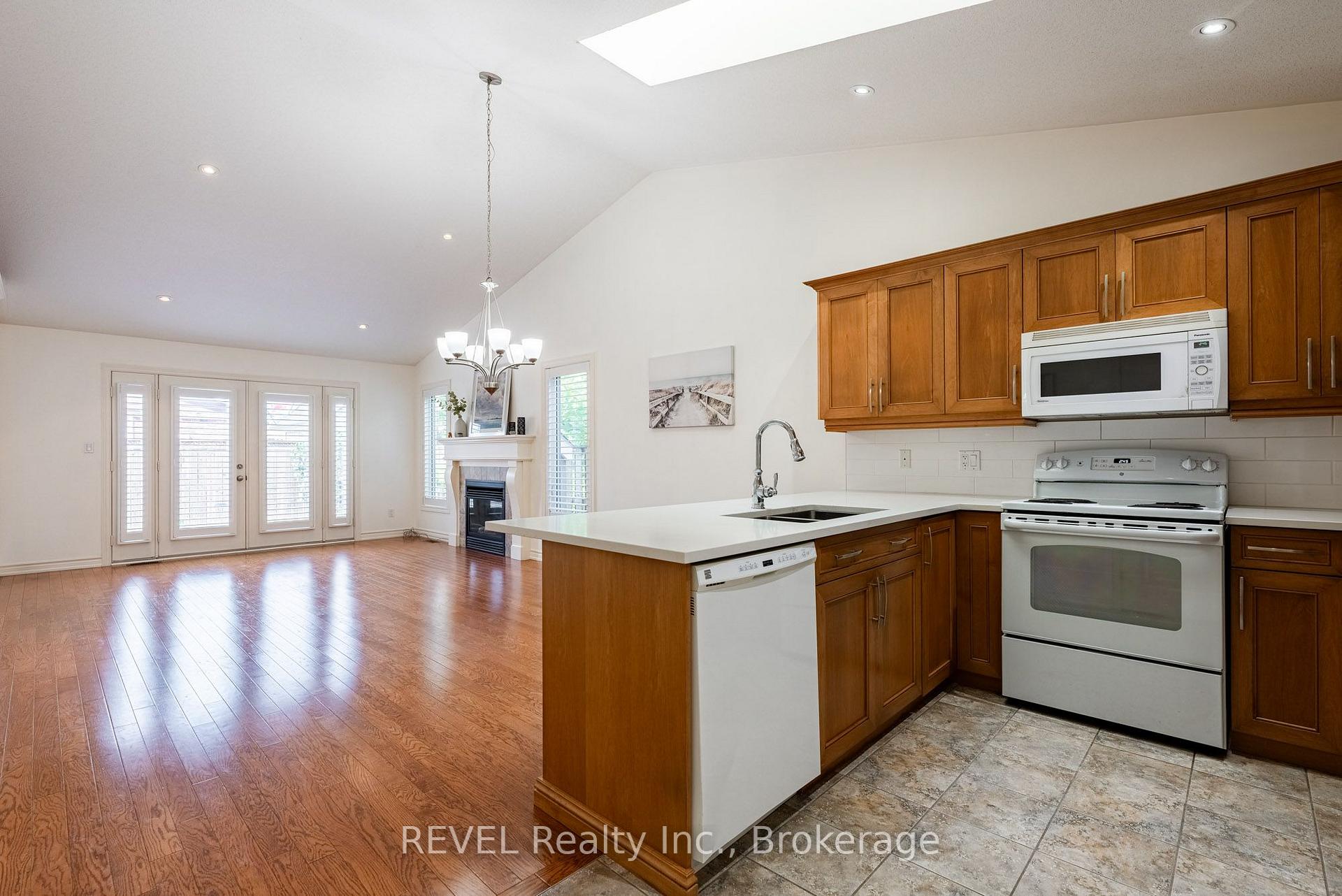 Photo 9 of 23 Myrtle Avenue, St. Catharines, Carlton/Bunting — HOMEH