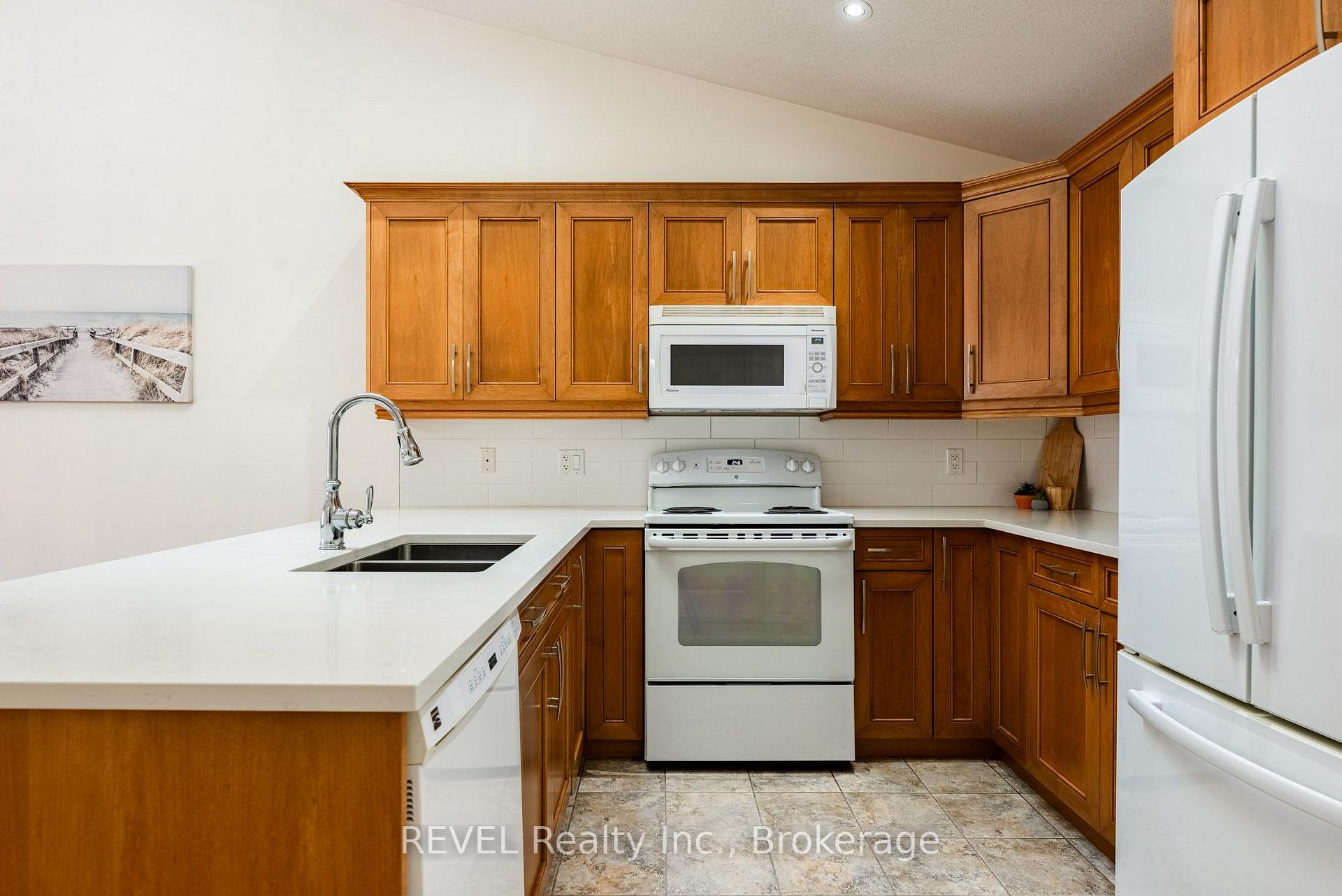 Photo 10 of 23 Myrtle Avenue, St. Catharines, Carlton/Bunting — HOMEH