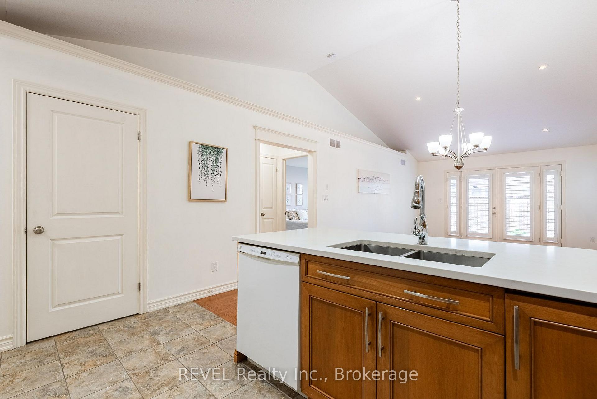 Photo 11 of 23 Myrtle Avenue, St. Catharines, Carlton/Bunting — HOMEH