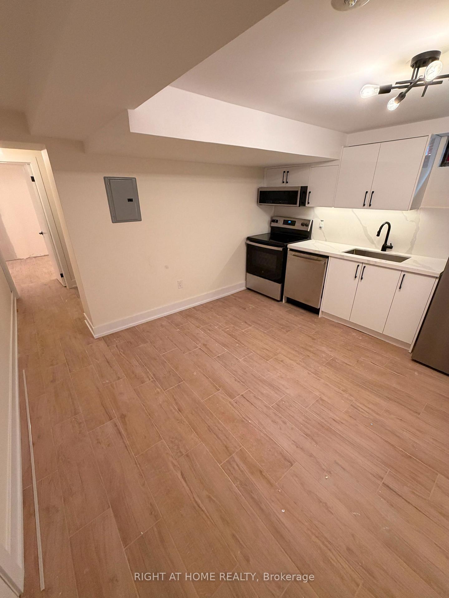 Front of Unit B, 3384 Lake Shore Boulevard