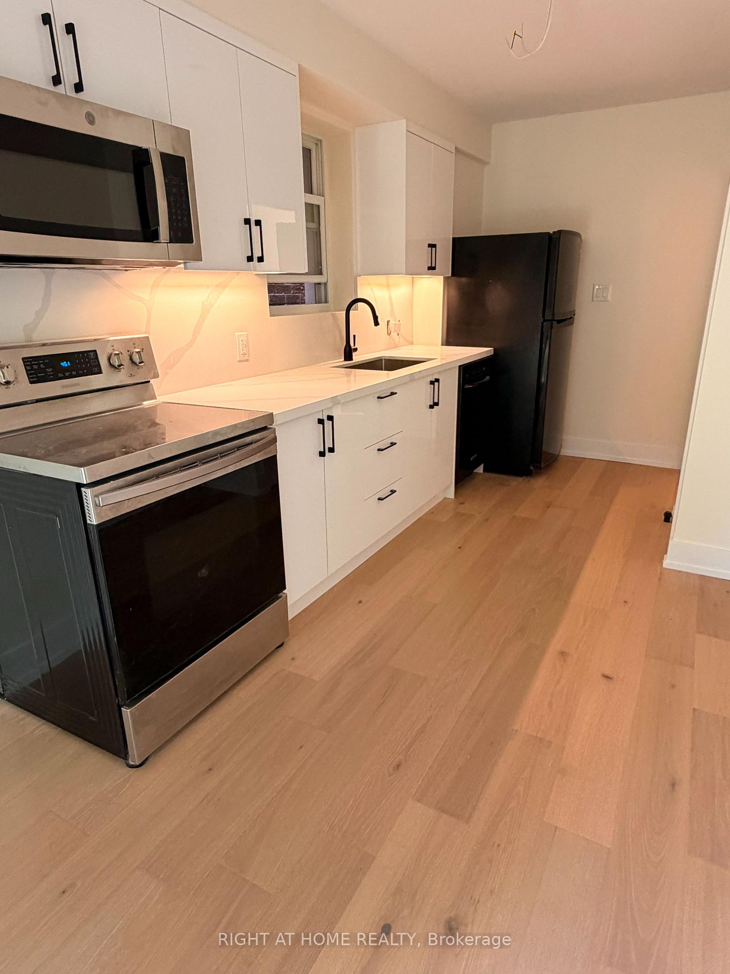 Photo 2 of Unit 102, 3384 Lake Shore Boulevard W, Etobicoke, Long Branch — HOMEH
