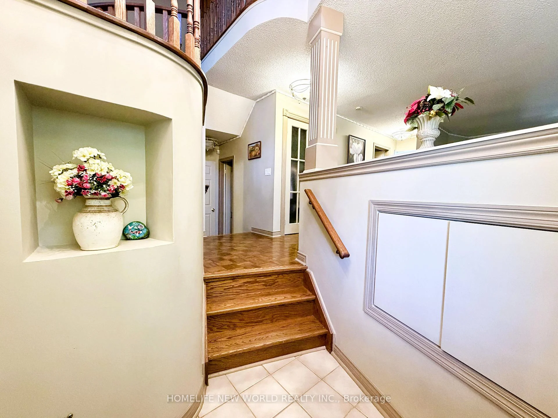 Photo 9 of 2326 Yorktown Circle, Mississauga, Central Erin Mills — HOMEH