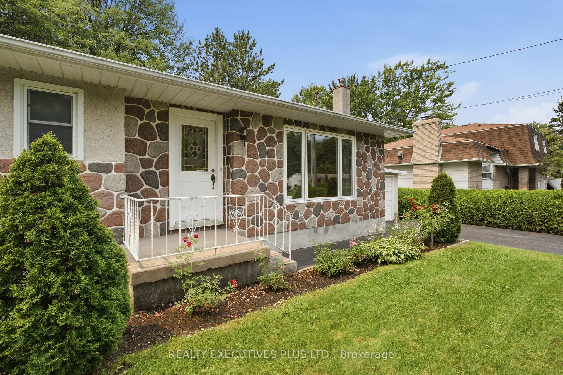 Photo 3 of 2593 Cleroux Crescent, Ottawa, Blackburn Hamlet (South) — HOMEH