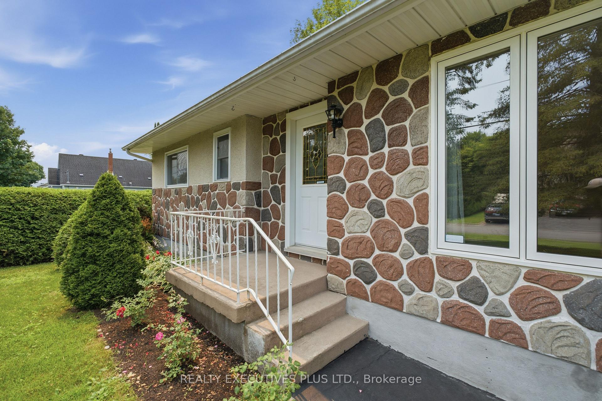 Photo 4 of 2593 Cleroux Crescent, Ottawa, Blackburn Hamlet (South) — HOMEH