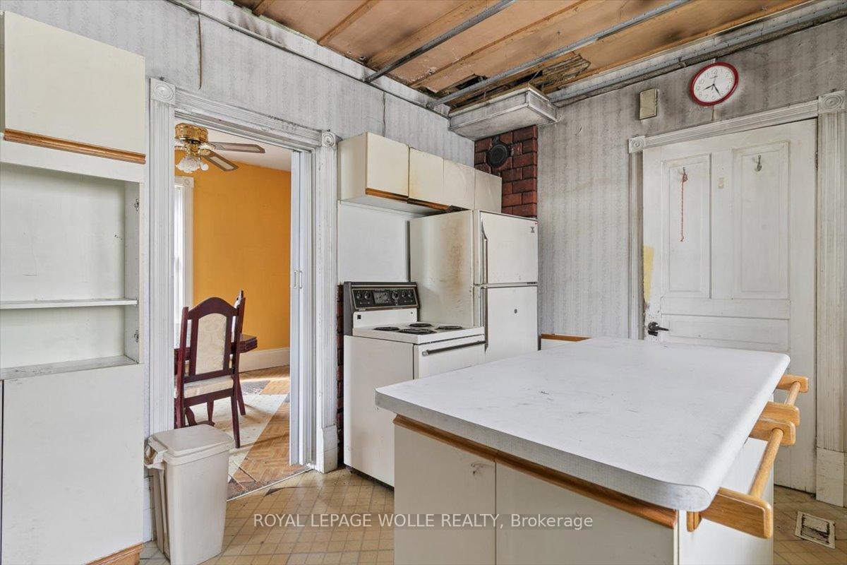 Photo 9 of 427 Duke Street W, Kitchener, Mount Hope Huron Park — HOMEH