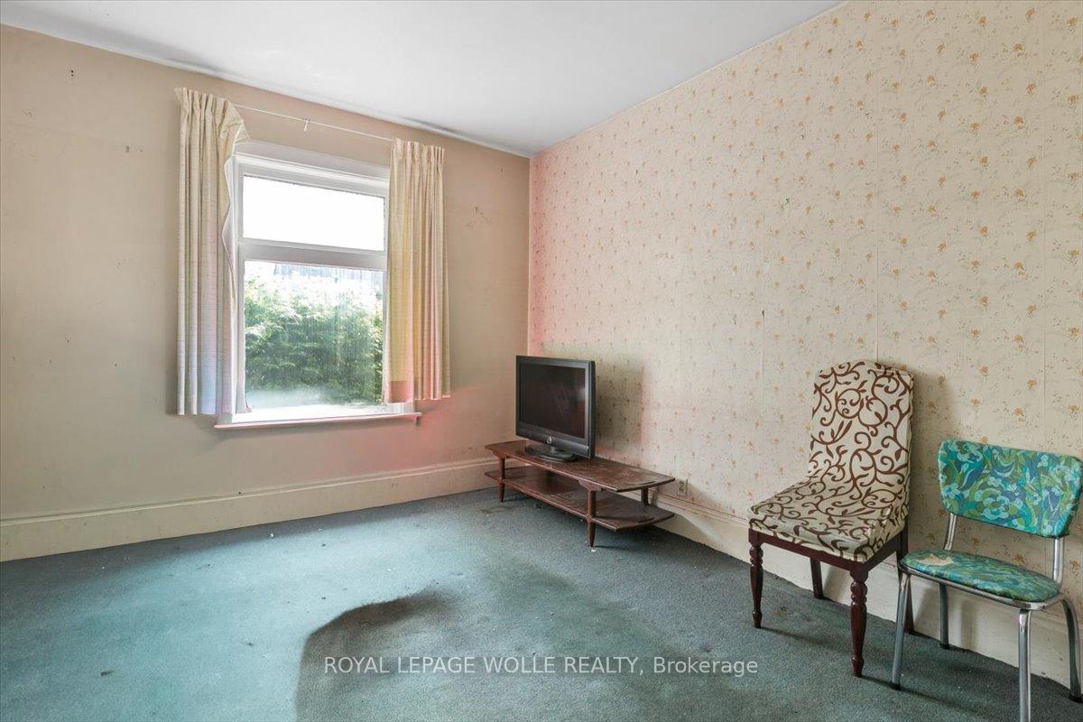 Photo 12 of 427 Duke Street W, Kitchener, Mount Hope Huron Park — HOMEH