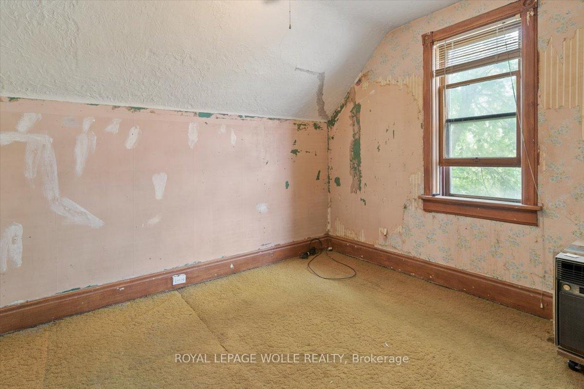 Photo 18 of 427 Duke Street W, Kitchener, Mount Hope Huron Park — HOMEH