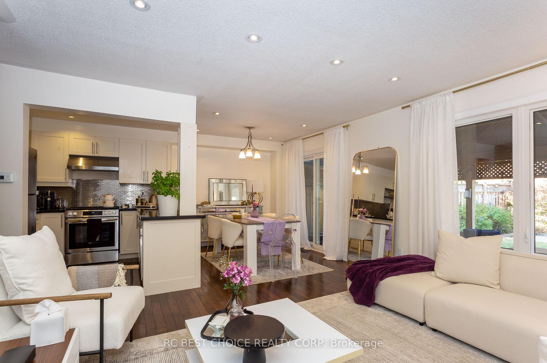 Photo 3 of 68 Carron Avenue, Vaughan, Maple — HOMEH