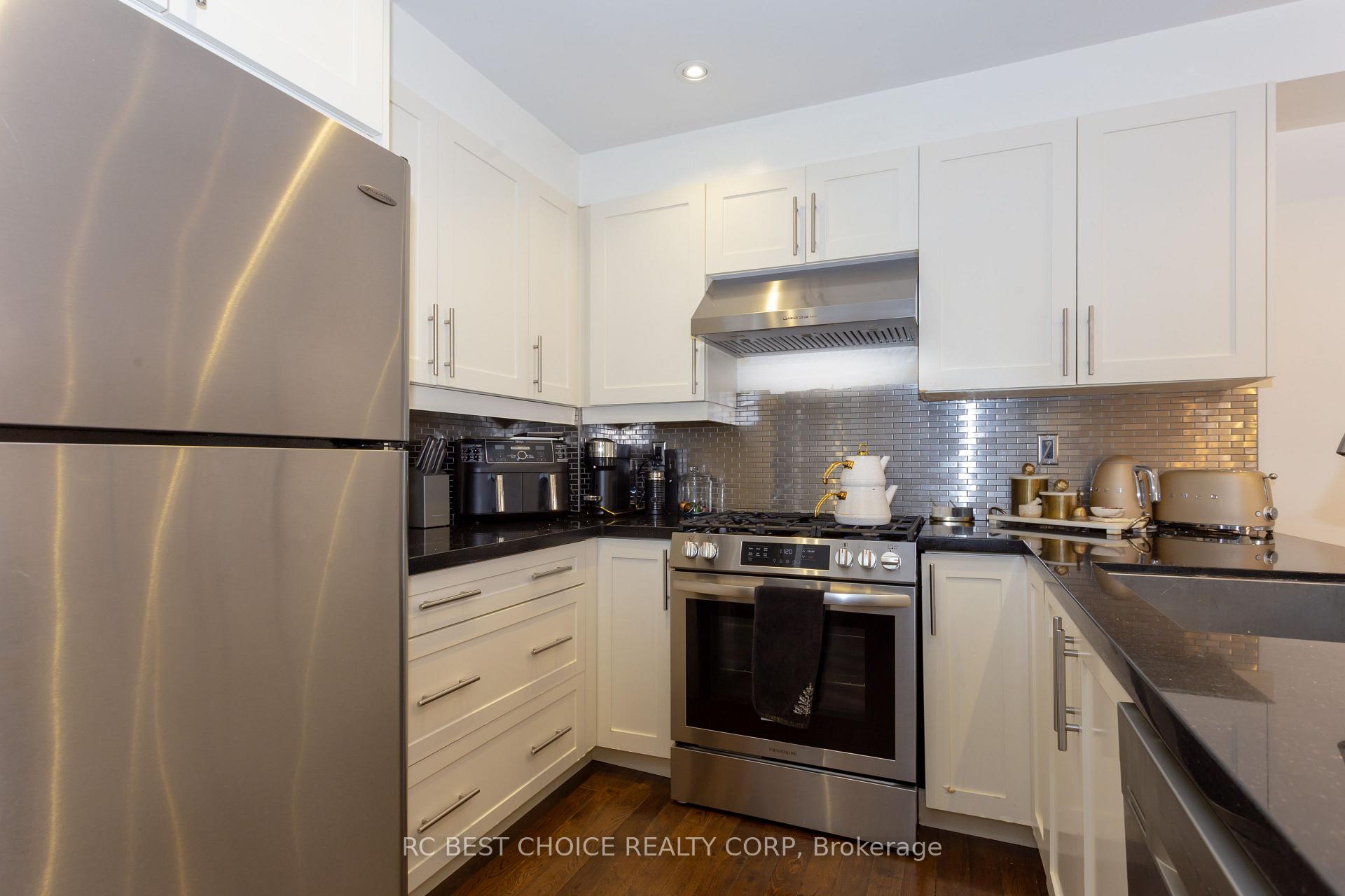 Photo 5 of 68 Carron Avenue, Vaughan, Maple — HOMEH