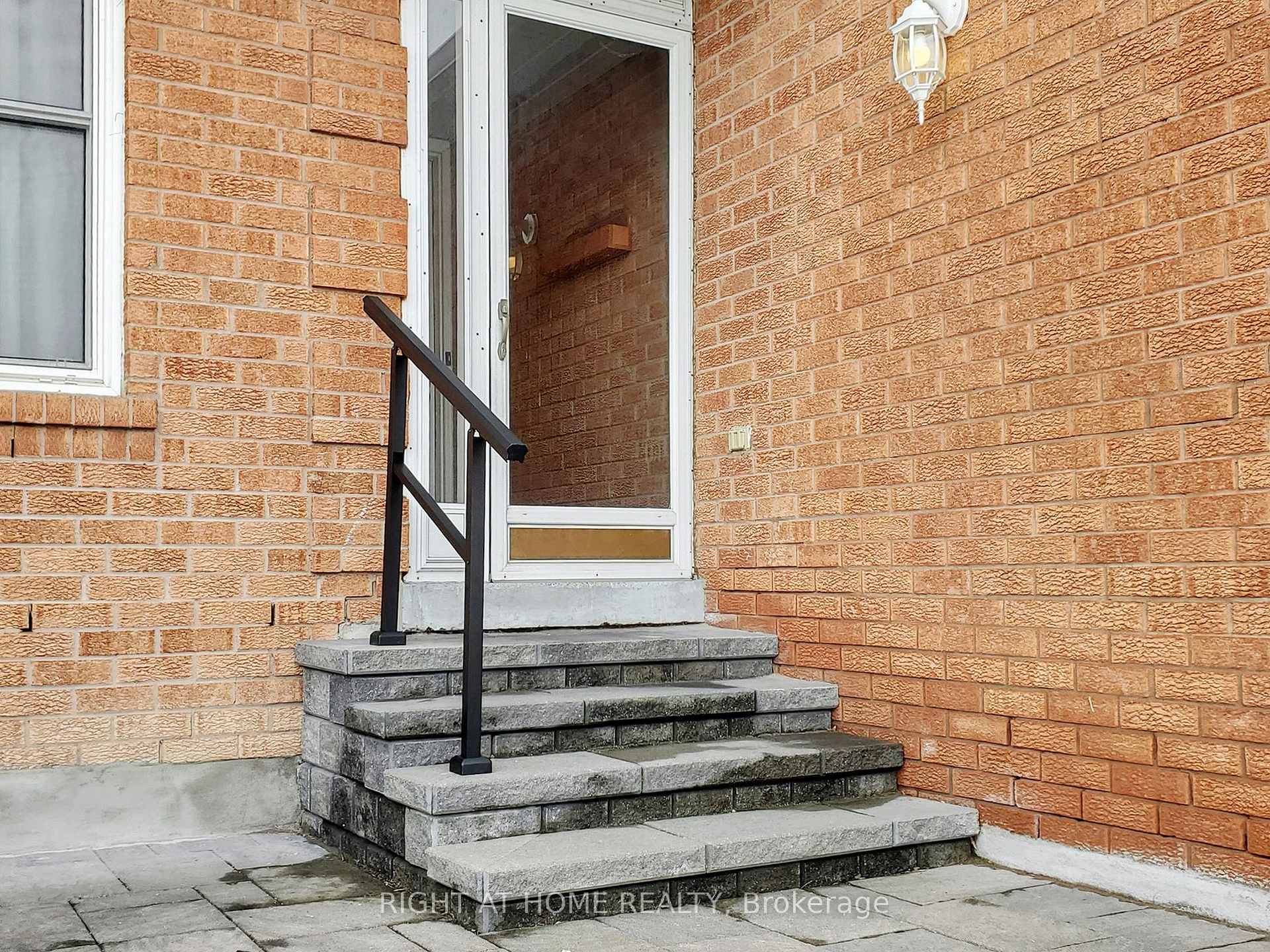 Photo 2 of 531 Steeple Hill, Pickering, Woodlands — HOMEH