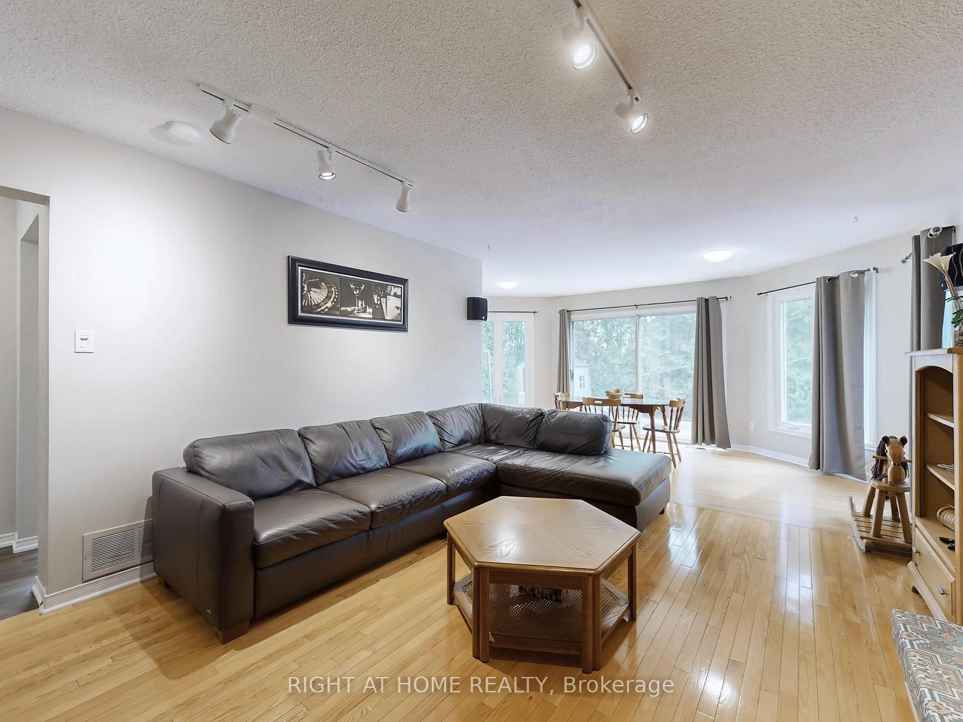 Photo 10 of 531 Steeple Hill, Pickering, Woodlands — HOMEH