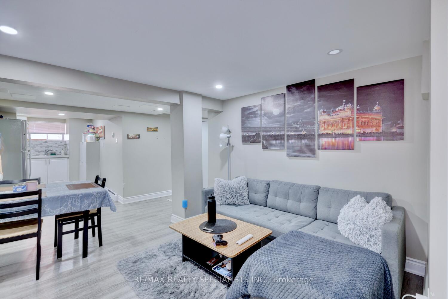 Photo 2 of Unit 4, 118 Fairholt Road S, Hamilton, Stipley — HOMEH