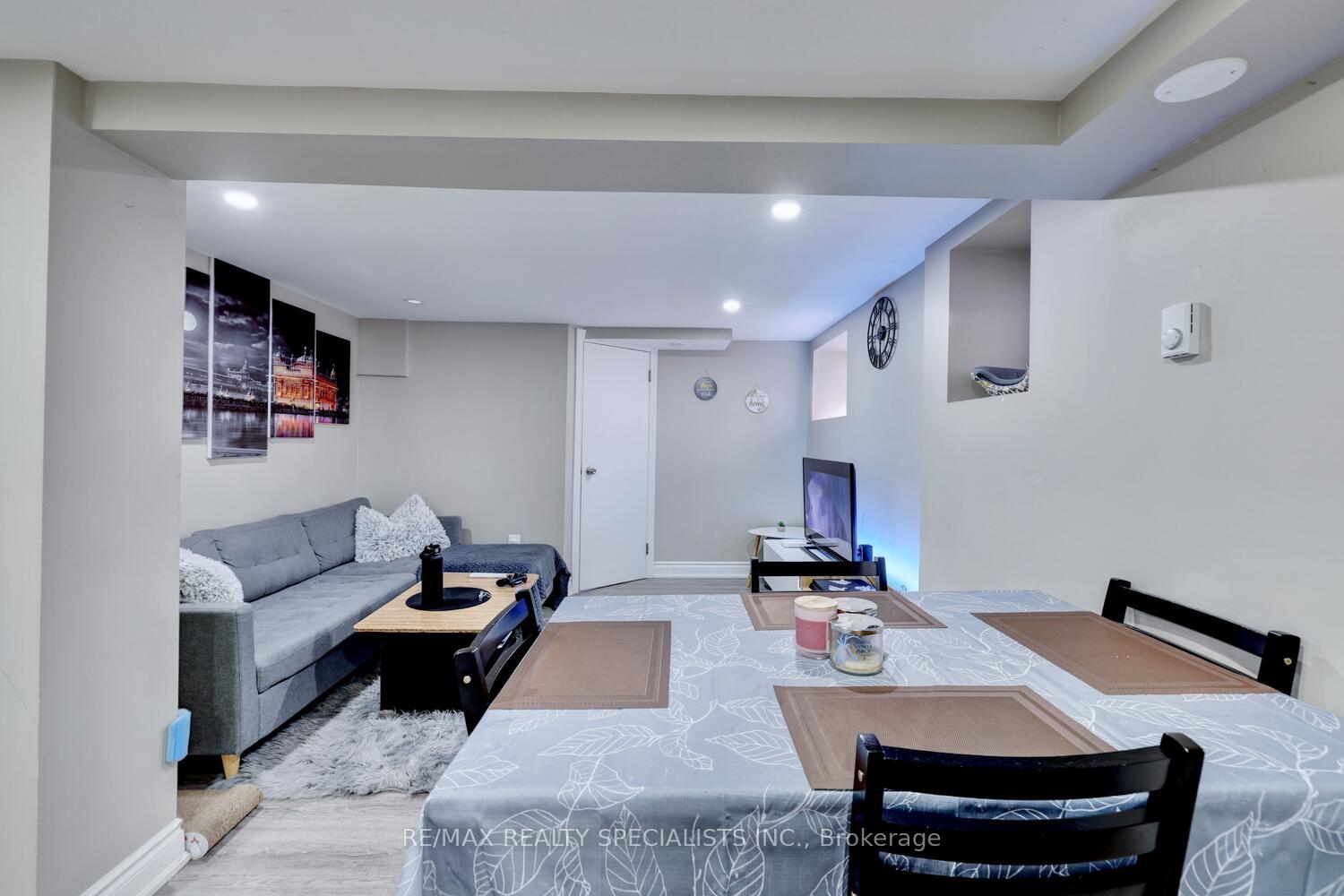 Photo 3 of Unit 4, 118 Fairholt Road S, Hamilton, Stipley — HOMEH