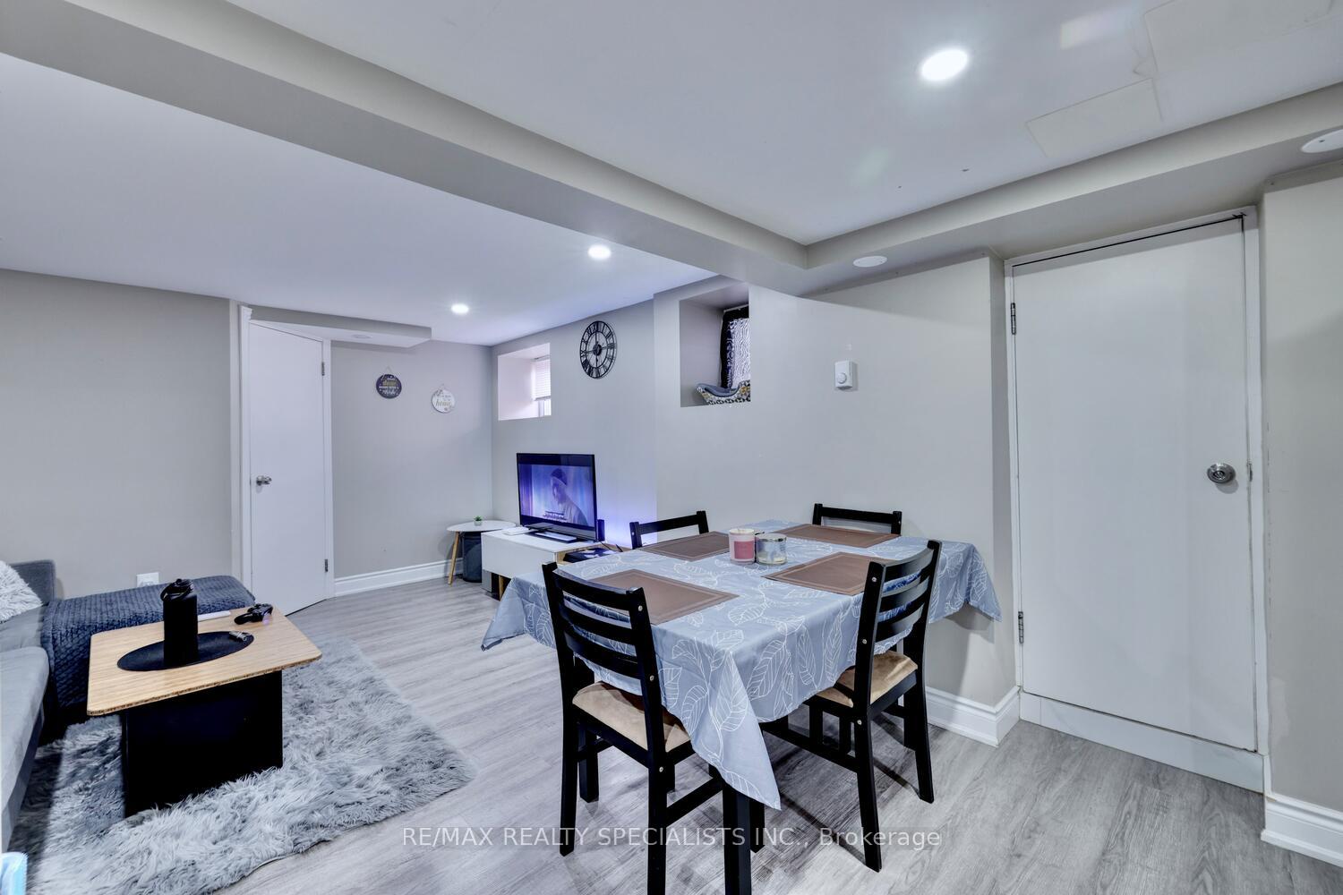 Photo 4 of Unit 4, 118 Fairholt Road S, Hamilton, Stipley — HOMEH