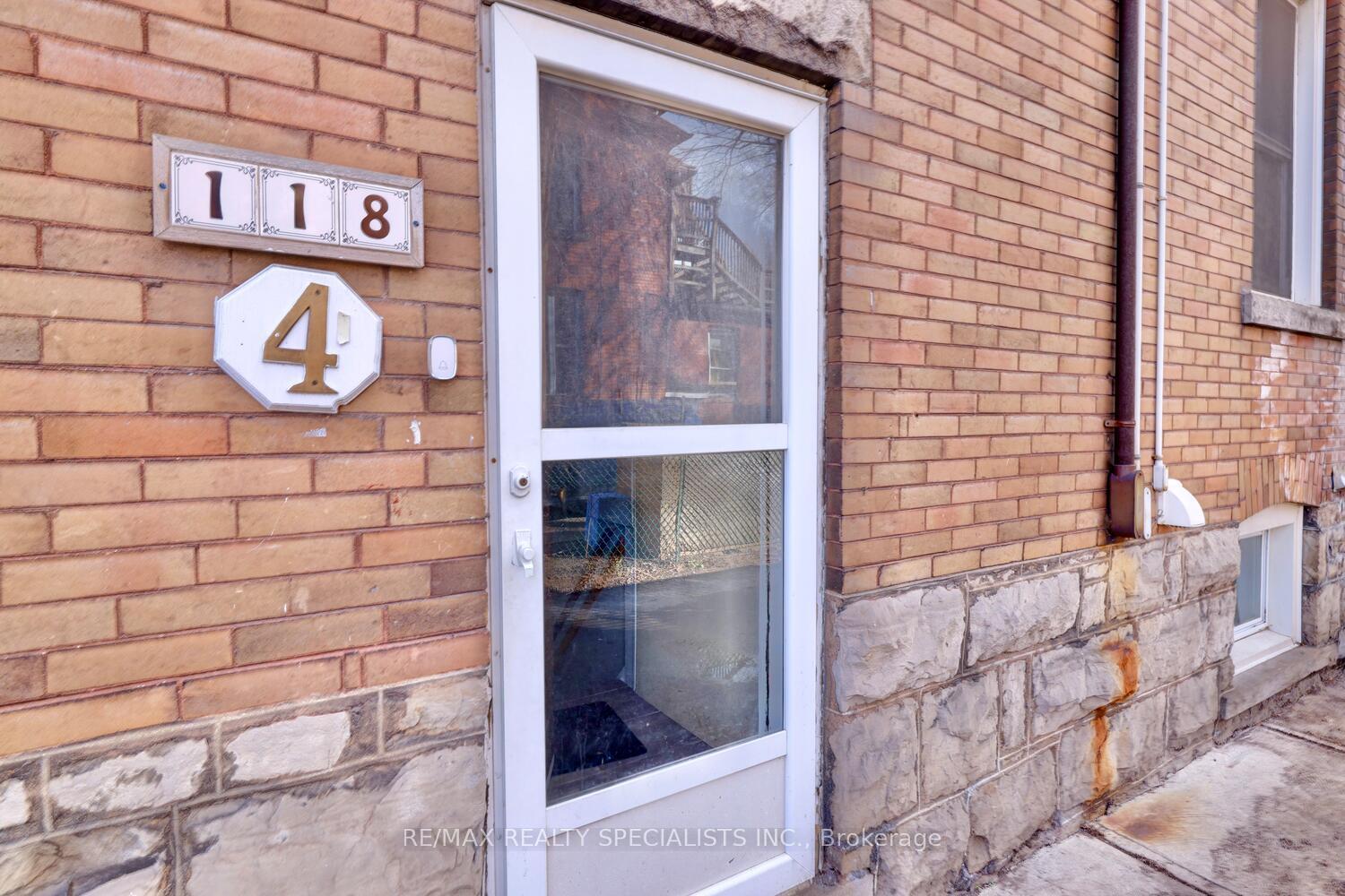 Photo 5 of Unit 4, 118 Fairholt Road S, Hamilton, Stipley — HOMEH