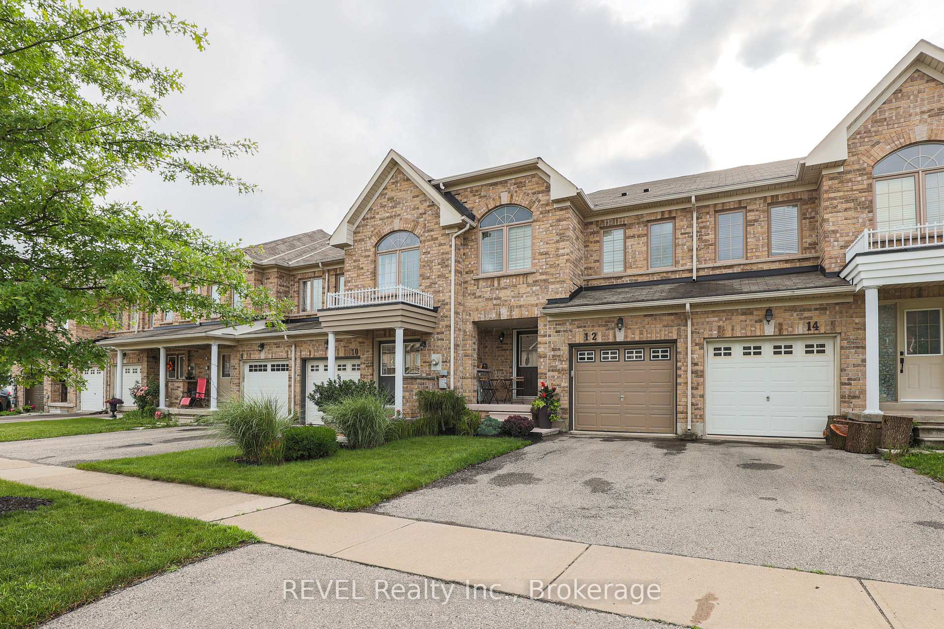 Photo 2 of 12 Colonel Lyall Street, St. Catharines, Secord Woods — HOMEH