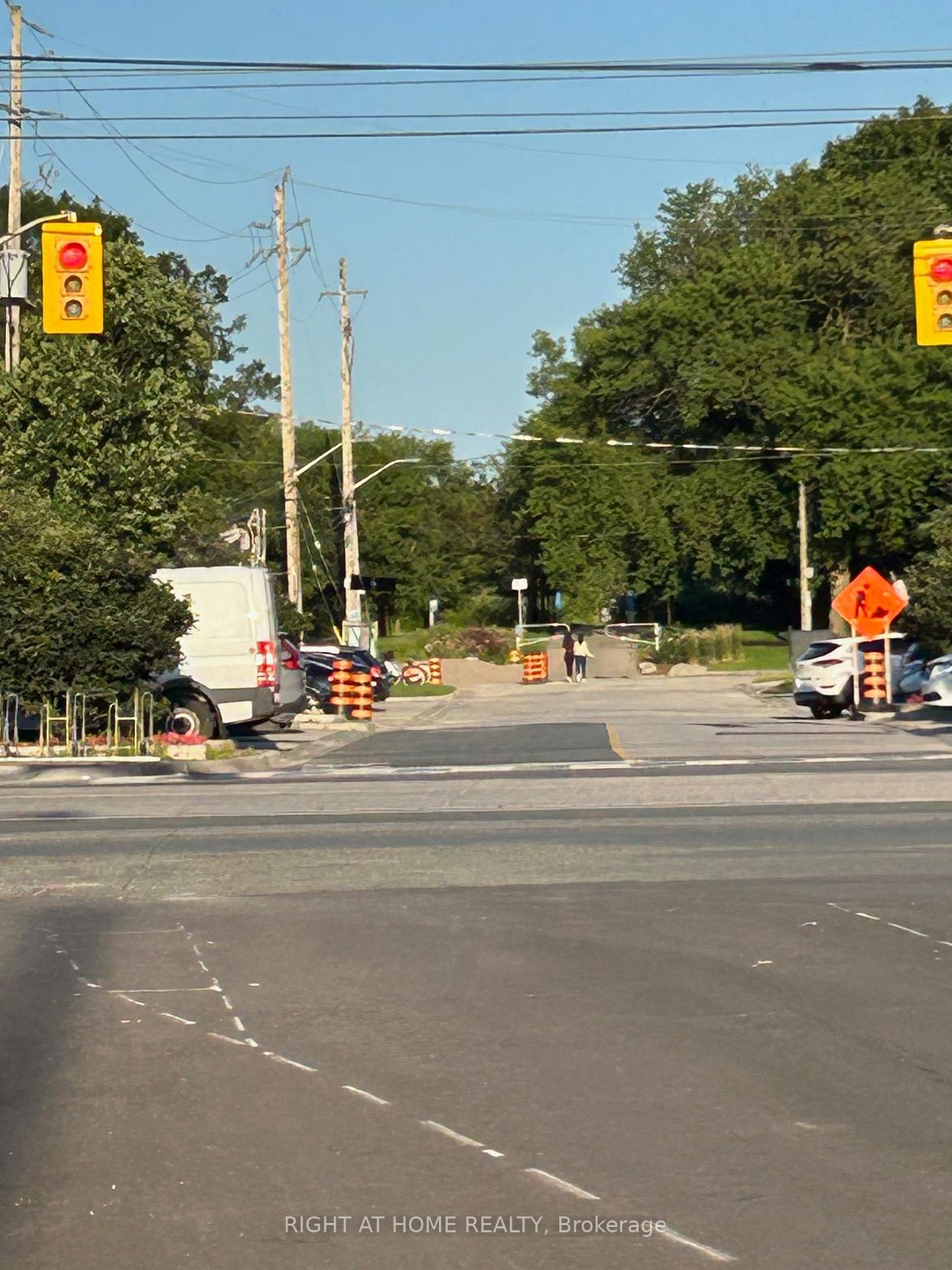 Photo 4 of Unit 810, 11 Superior Avenue, Etobicoke, Mimico — HOMEH