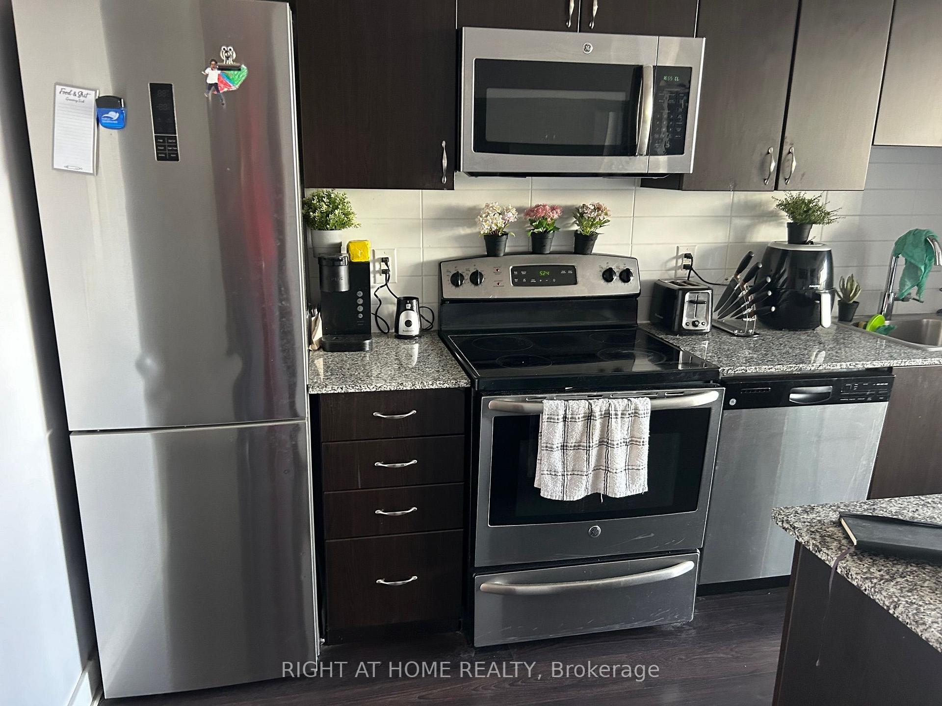 Photo 11 of Unit 810, 11 Superior Avenue, Etobicoke, Mimico — HOMEH