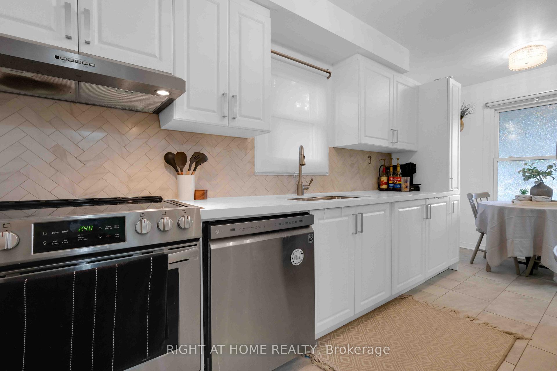 Photo 5 of Unit #4, 1055 Central Park Boulevard N, Oshawa, Centennial — HOMEH