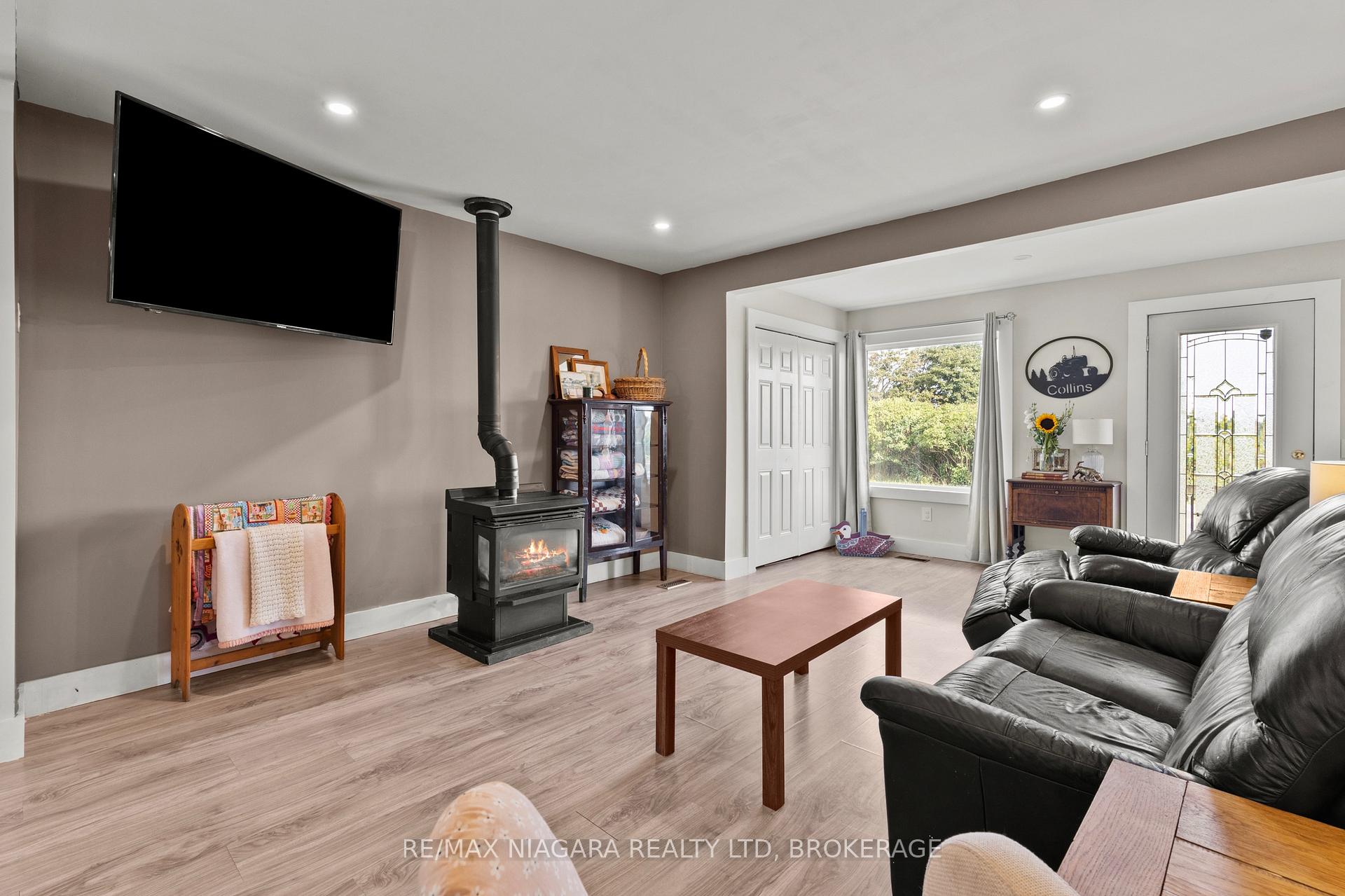 Photo 13 of 702 Main Street, Port Colborne, Sugarloaf — HOMEH