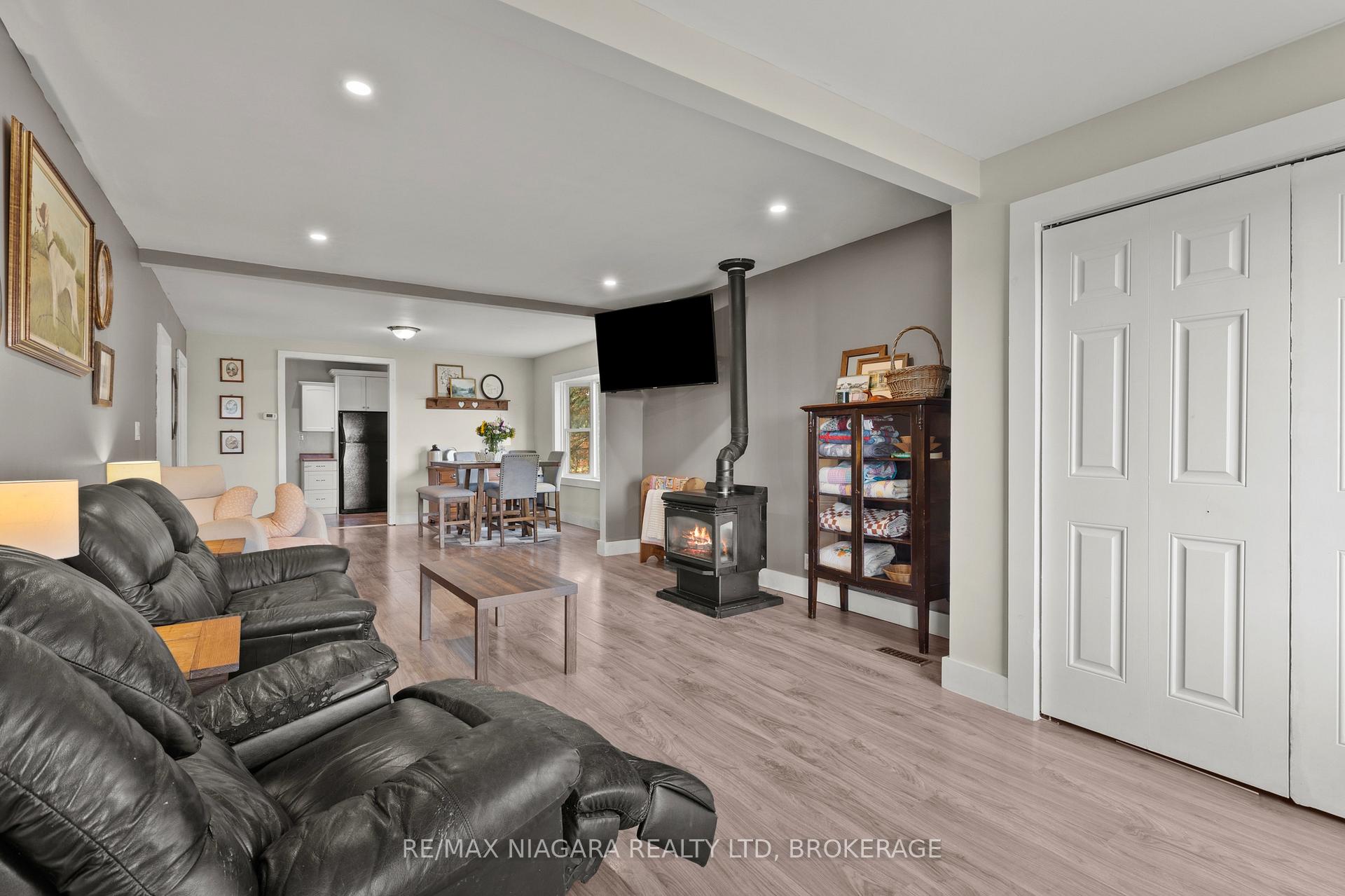 Photo 14 of 702 Main Street, Port Colborne, Sugarloaf — HOMEH
