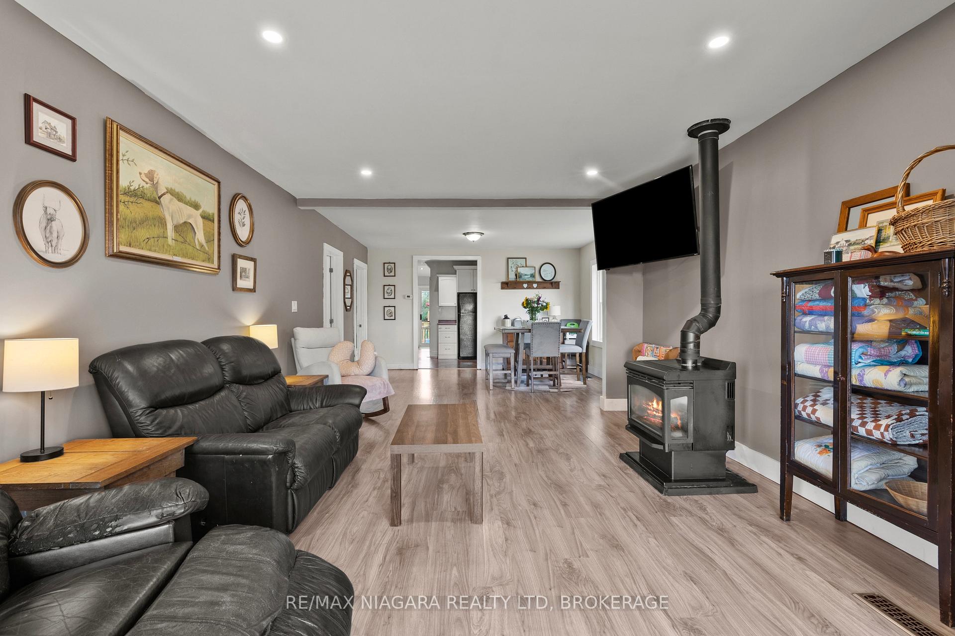 Photo 15 of 702 Main Street, Port Colborne, Sugarloaf — HOMEH