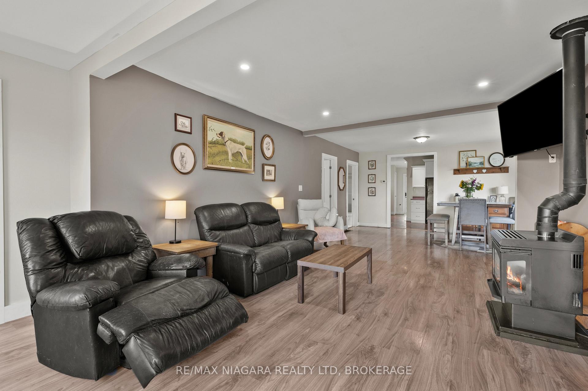 Photo 16 of 702 Main Street, Port Colborne, Sugarloaf — HOMEH