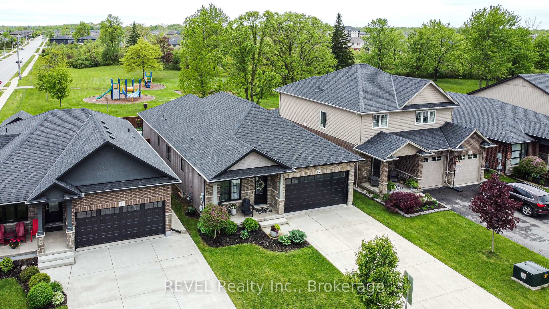 Photo 2 of 15 Willowbrook Drive, Welland, West Welland — HOMEH
