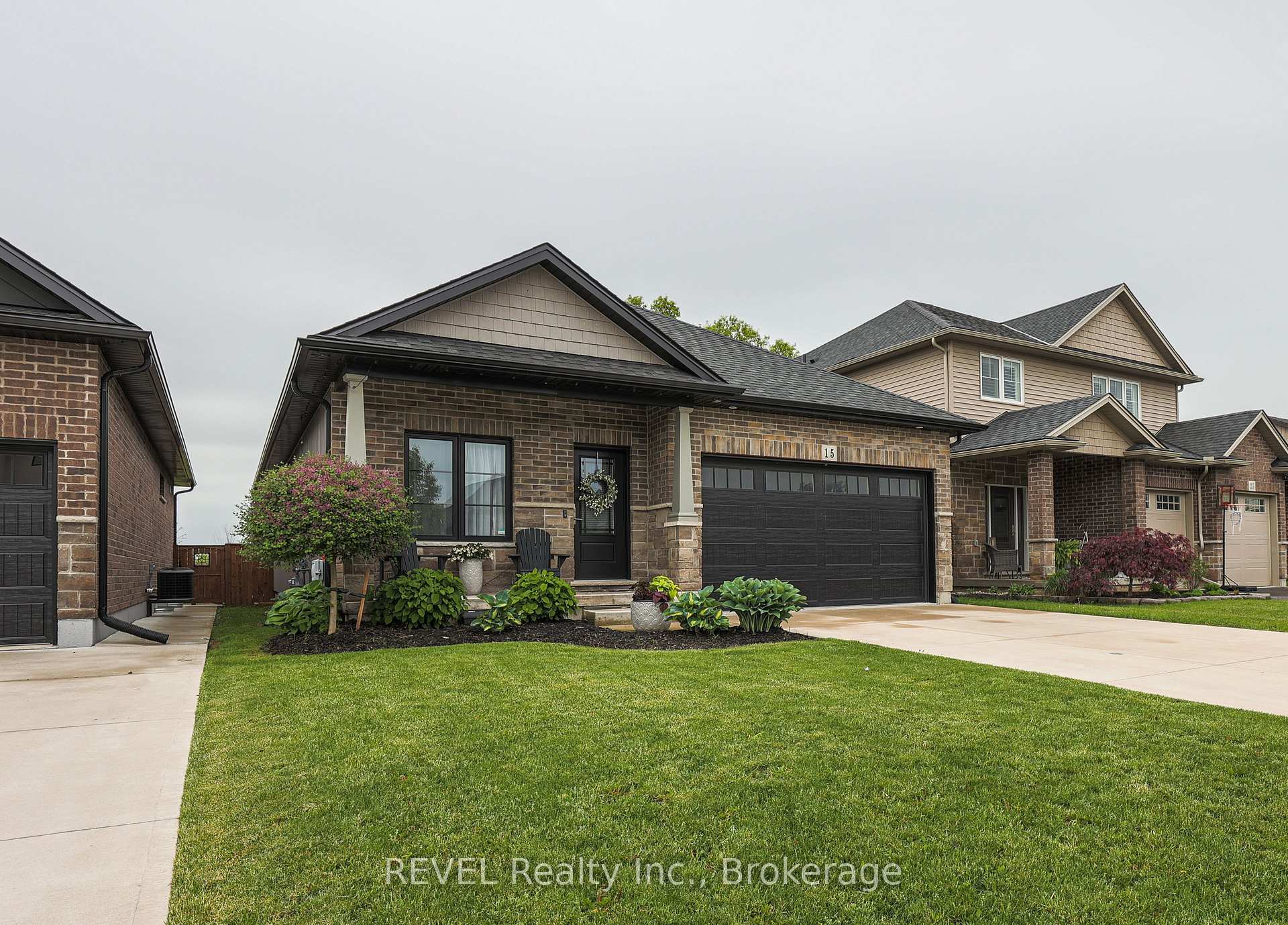 Photo 3 of 15 Willowbrook Drive, Welland, West Welland — HOMEH