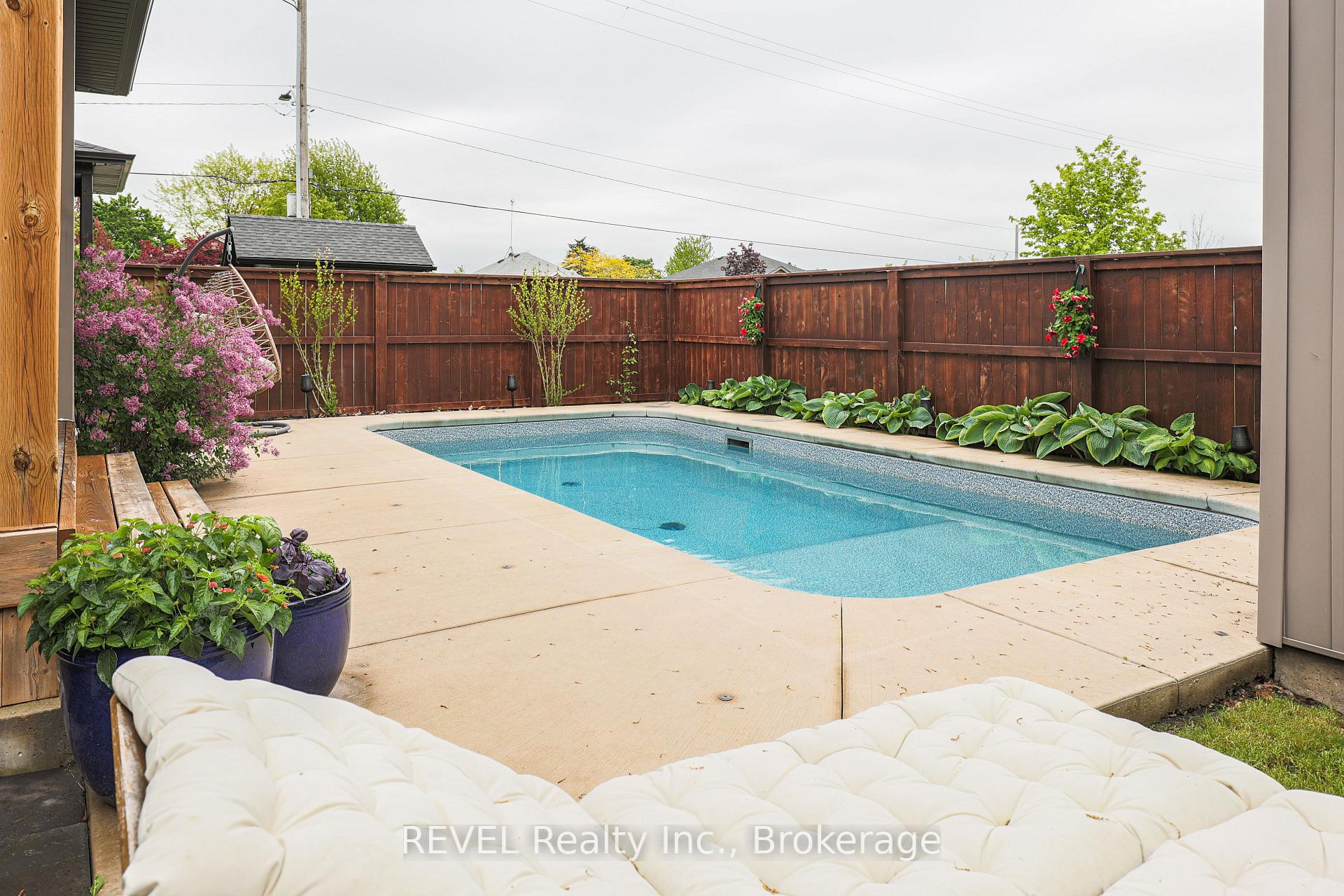 Photo 5 of 15 Willowbrook Drive, Welland, West Welland — HOMEH