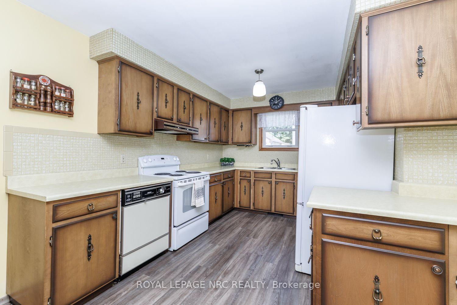 Photo 19 of 6350 Ash Street, Niagara Falls, Dorchester — HOMEH