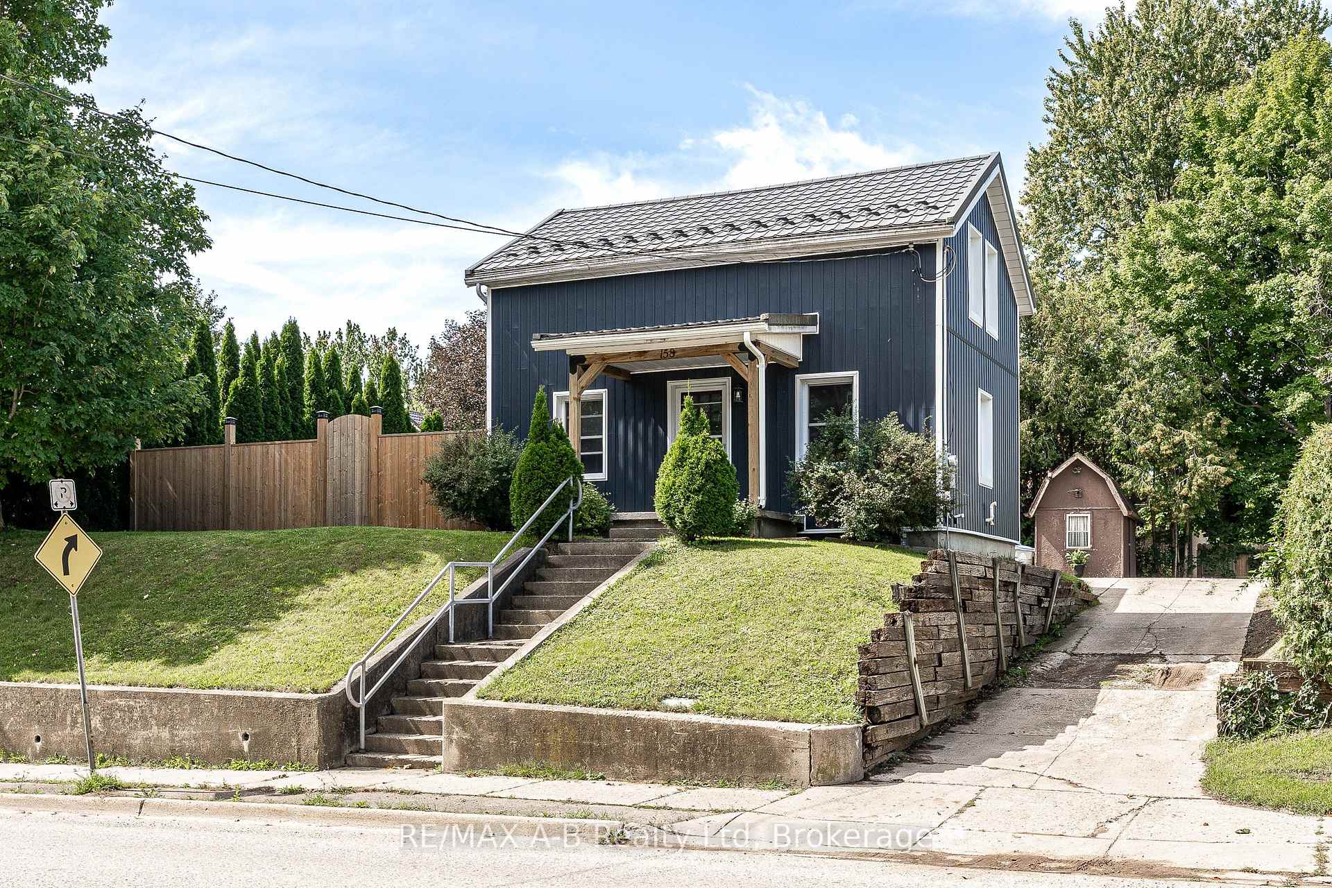 Photo of 158 James Street N
