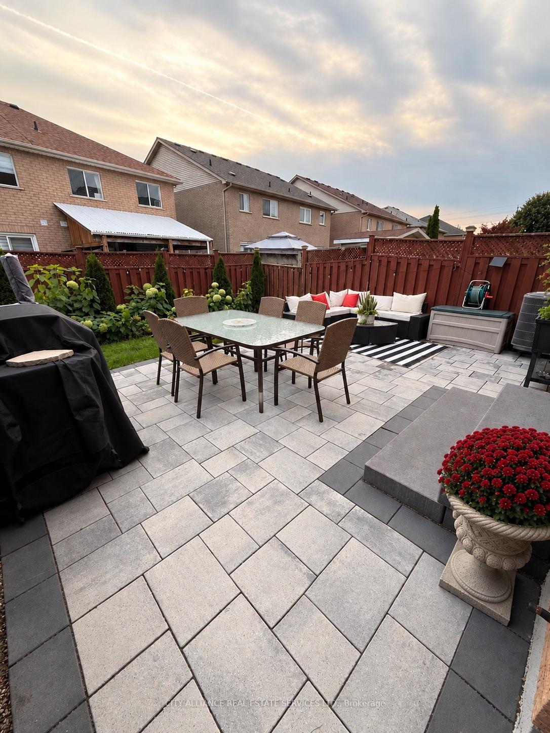 Photo 3 of 61 Knoll Haven Circle, Caledon, Bolton North — HOMEH