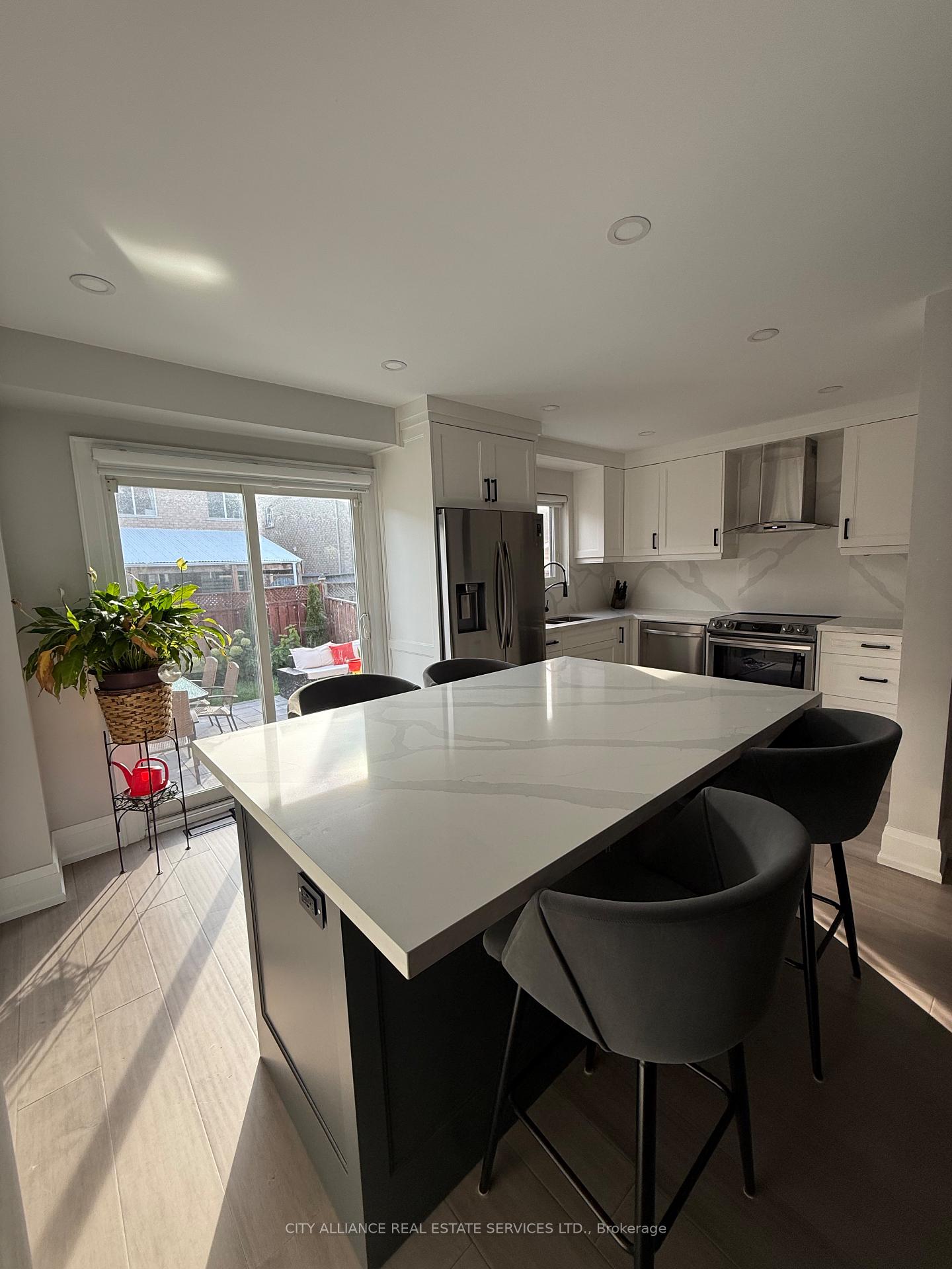 Photo 10 of 61 Knoll Haven Circle, Caledon, Bolton North — HOMEH