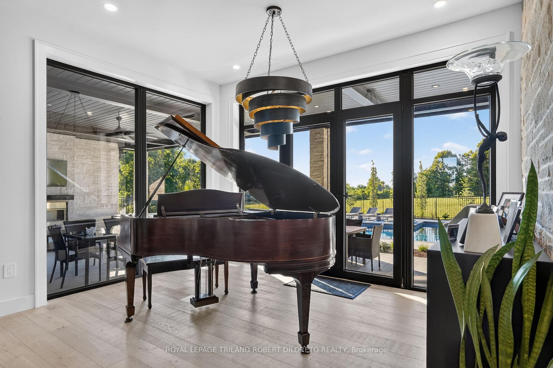Photo 16 of 1681 Gainsborough Road, London, North E — HOMEH