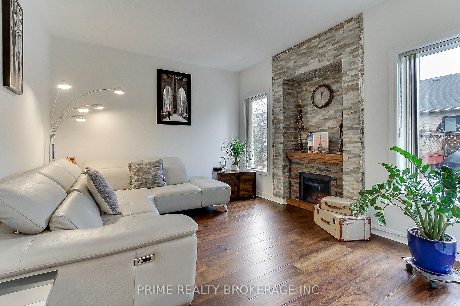 Photo 13 of 66 Earl Stewart Drive, Aurora, Bayview Wellington — HOMEH