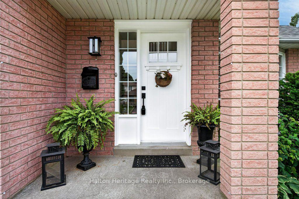 Photo 5 of 2 Luciano Court, Hamilton, Crerar — HOMEH