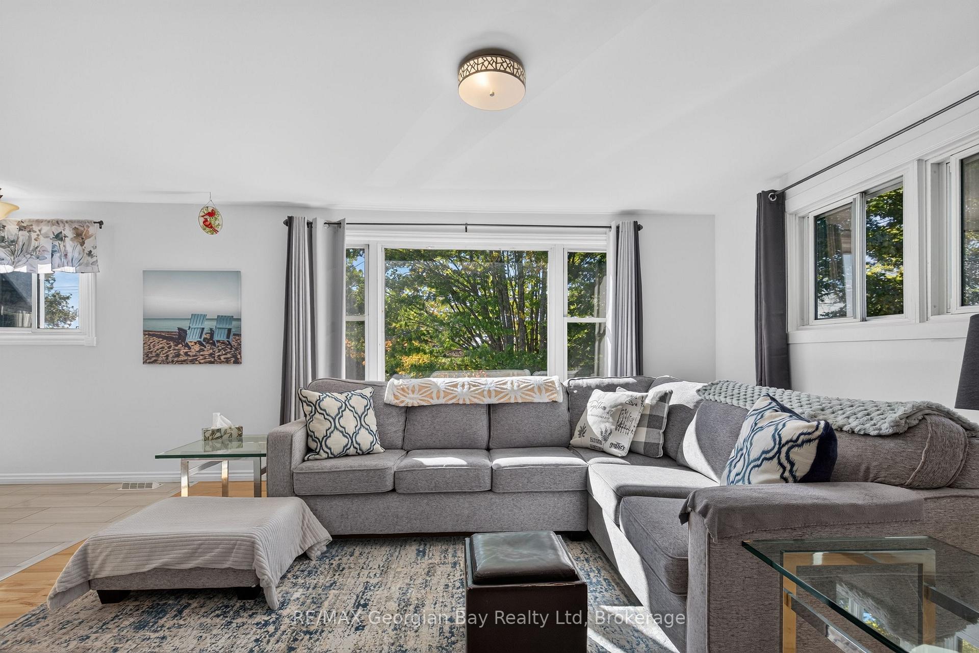 Photo 7 of 898 Yonge Street, Midland — HOMEH