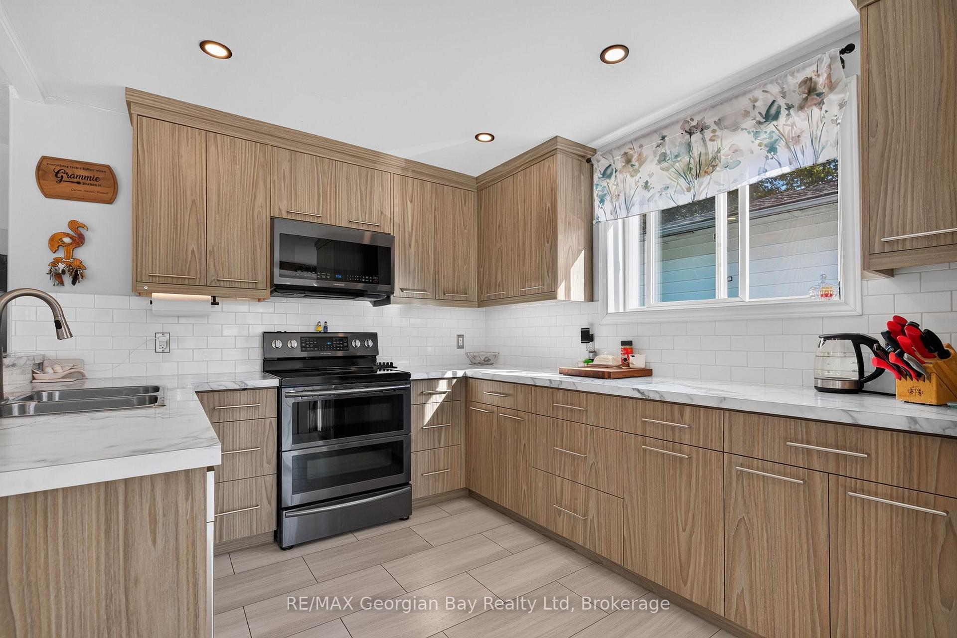 Photo 10 of 898 Yonge Street, Midland — HOMEH