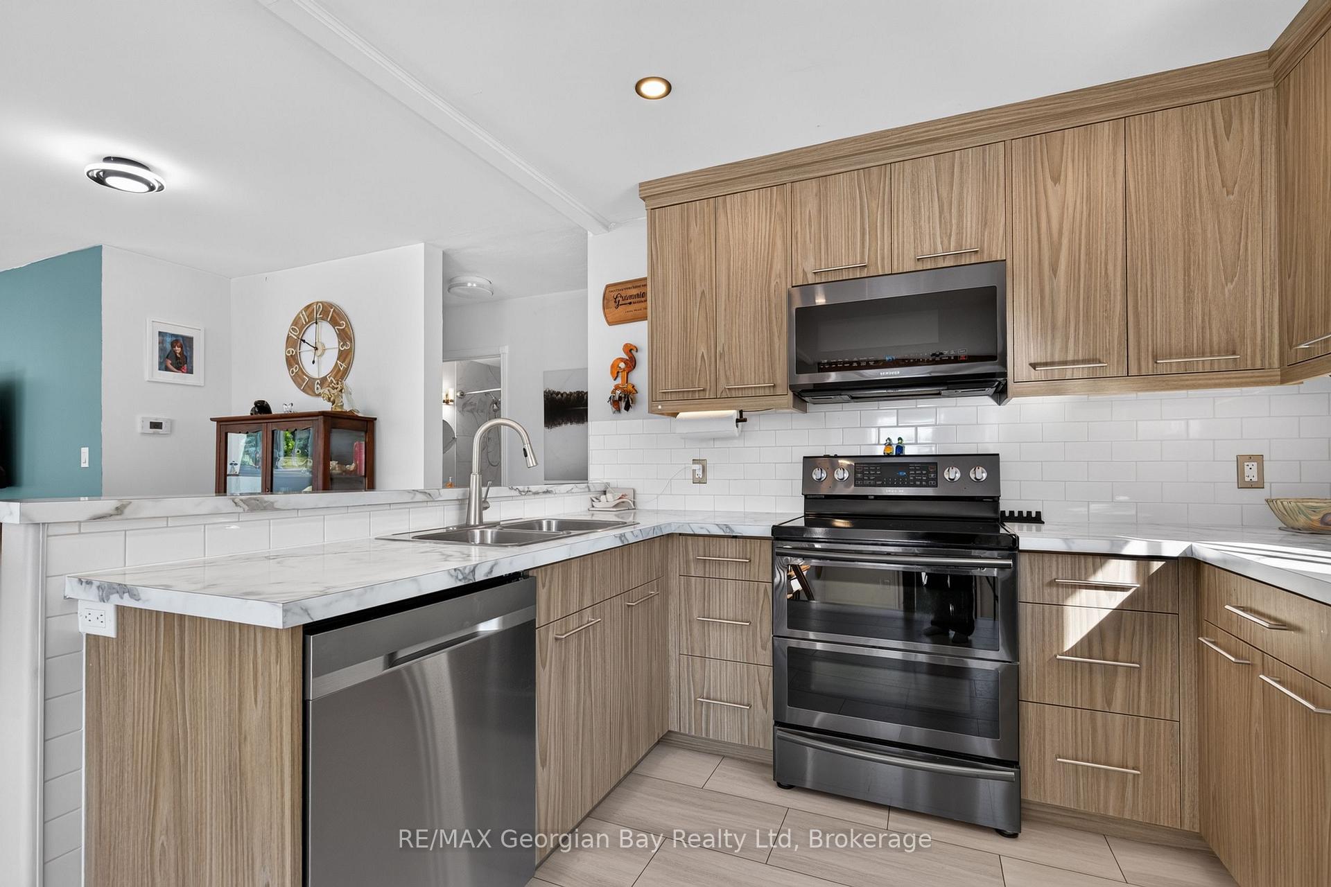Photo 11 of 898 Yonge Street, Midland — HOMEH
