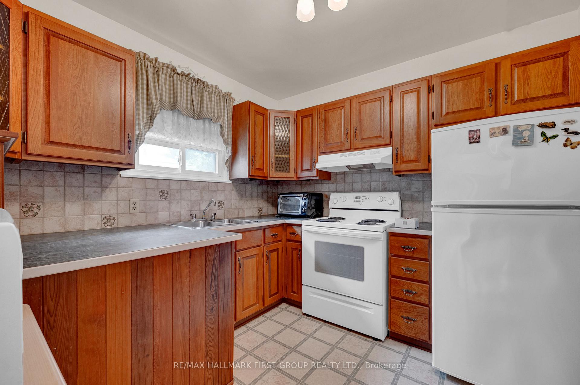 Photo 15 of 35 Tulloch Drive, Ajax, South East — HOMEH