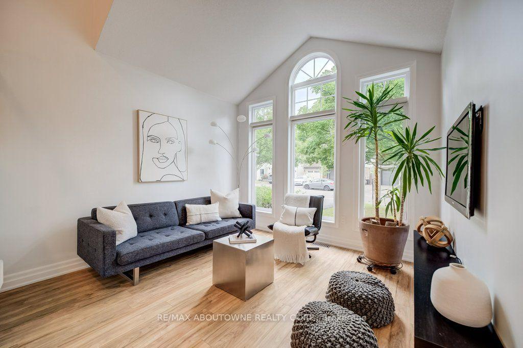 Photo 2 of 5180 Bunton Crescent, Burlington, Orchard — HOMEH